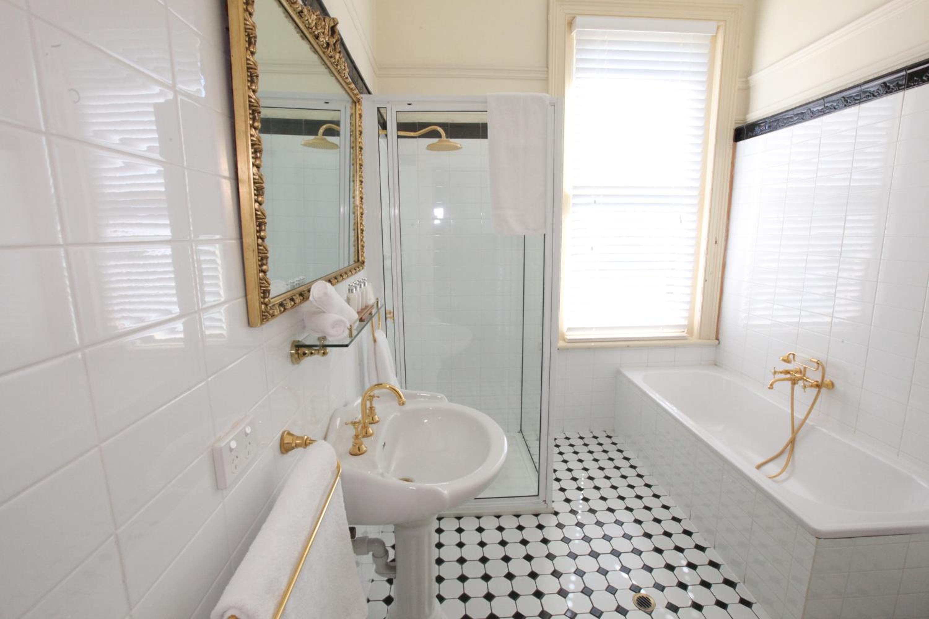 Deluxe Queen Suite photo 3