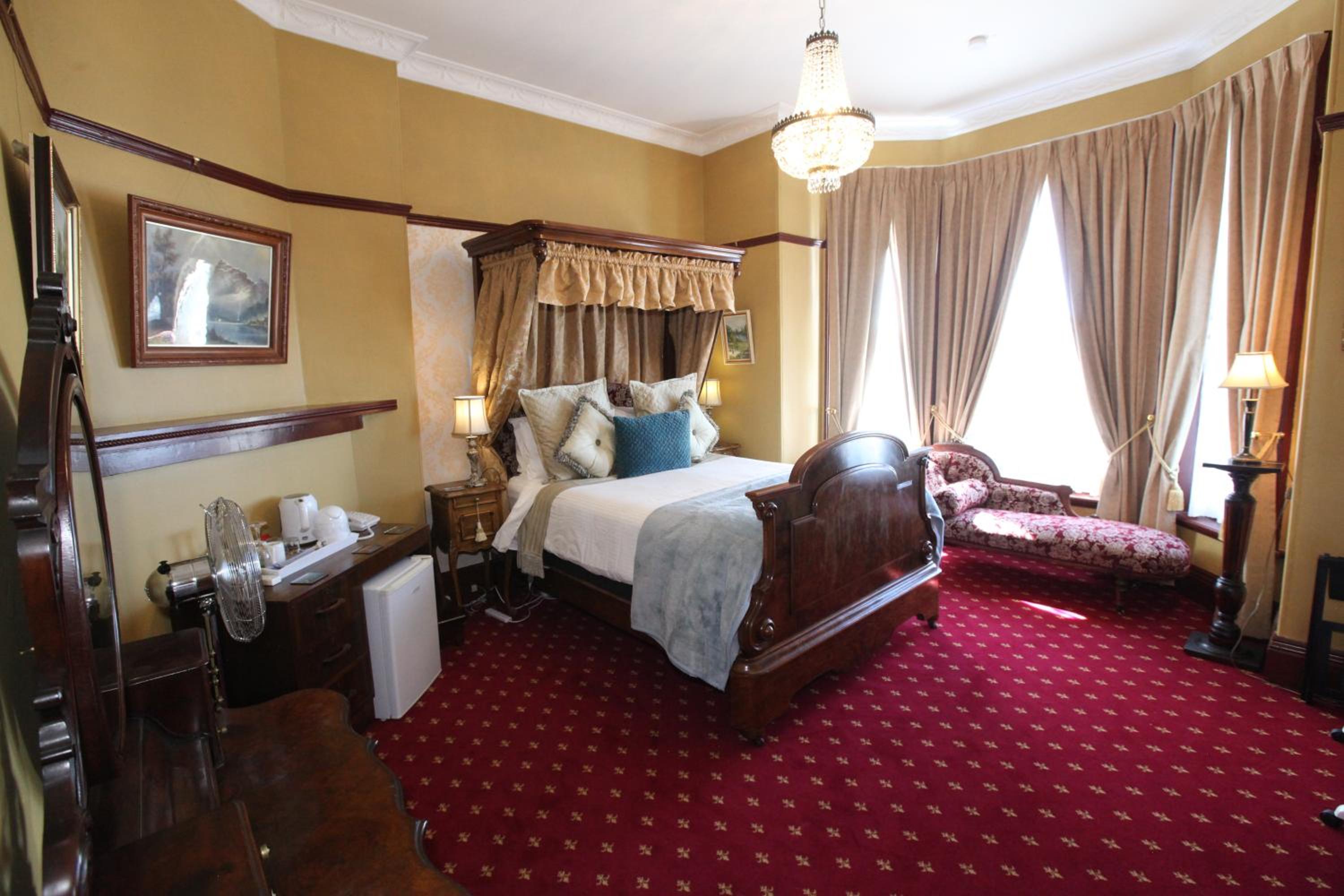 Deluxe Queen Suite photo 2