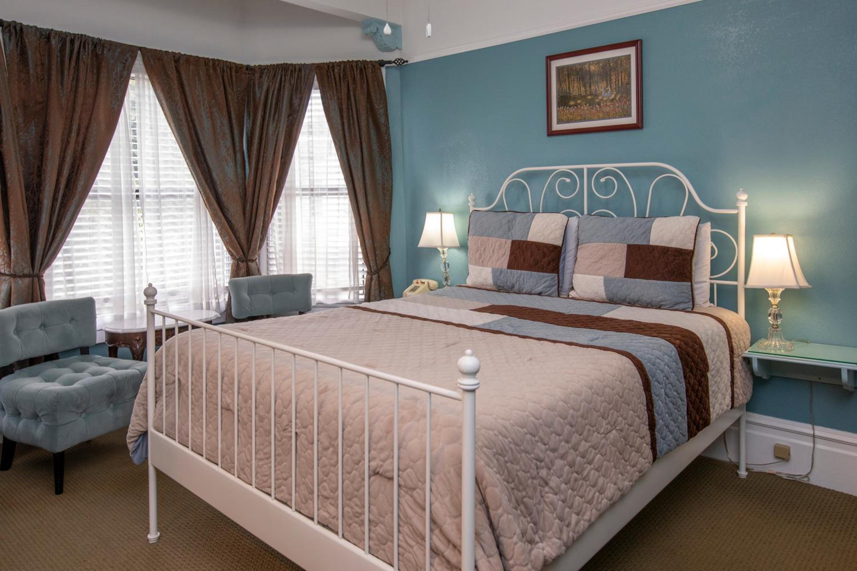 Queen Room with Shared Bathroom