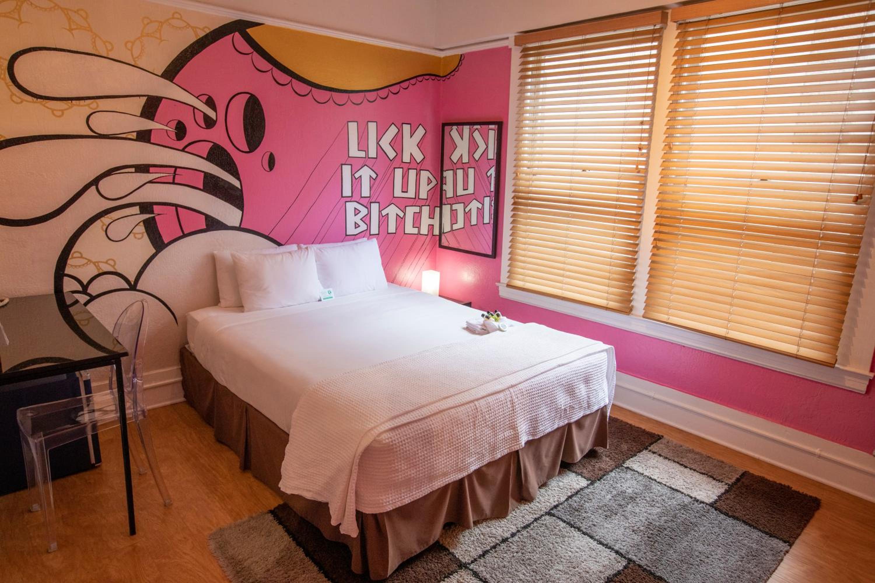 Queen Room with Shared Bathroom photo 2