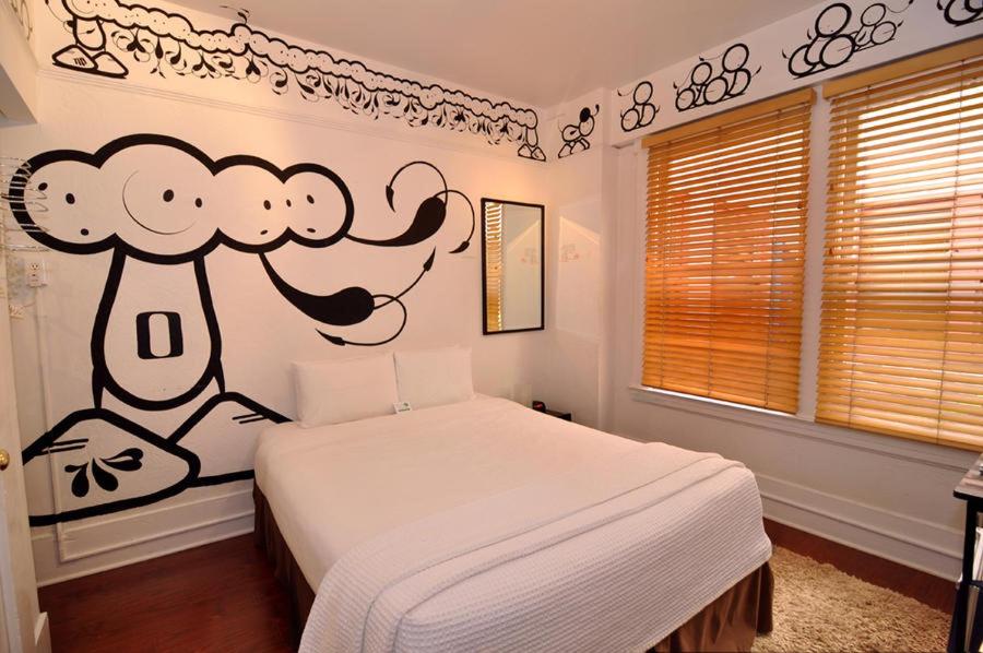 Queen Room with Shared Bathroom photo 3