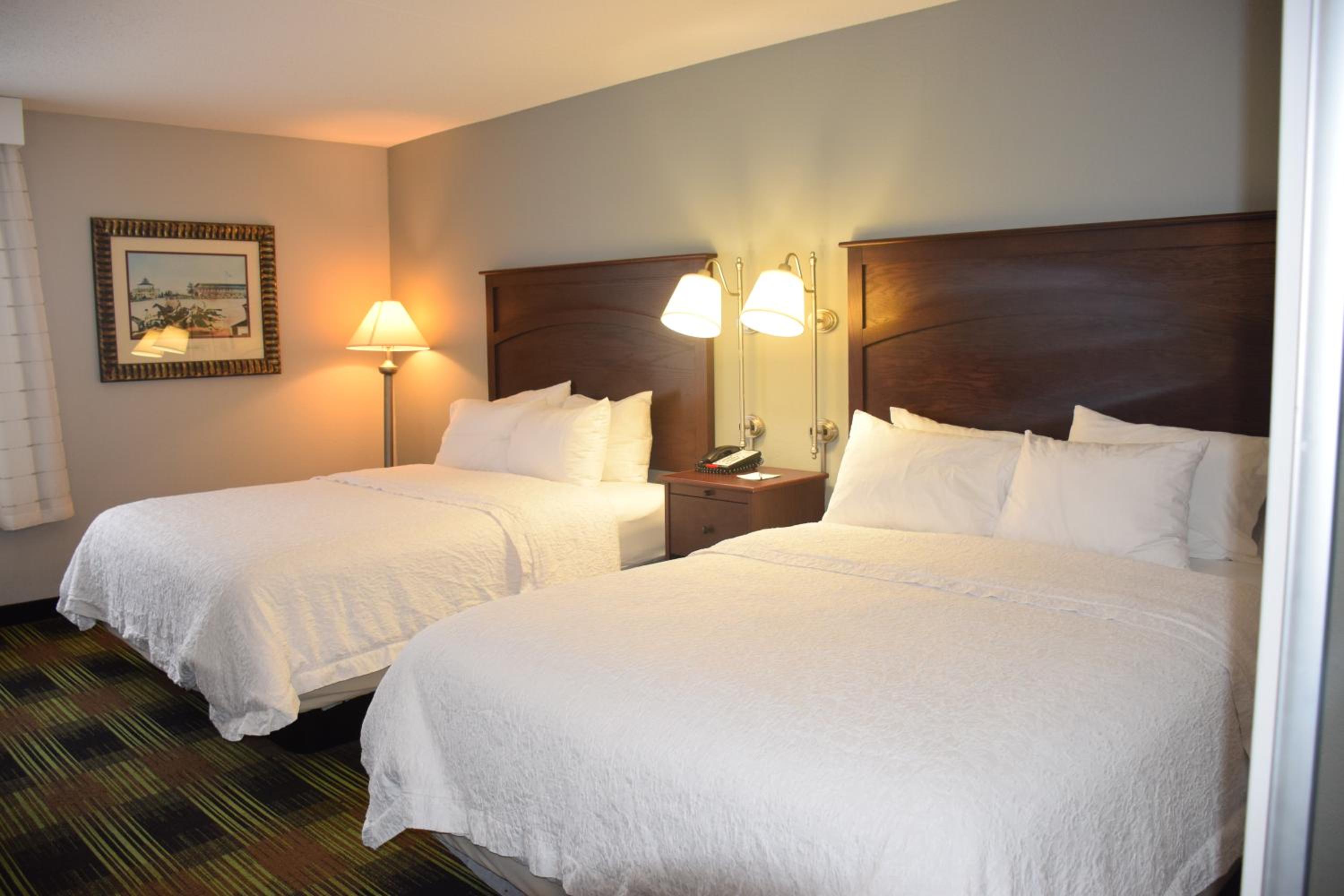 Queen Room with Two Queen Beds - Non-Smoking - Photo 4