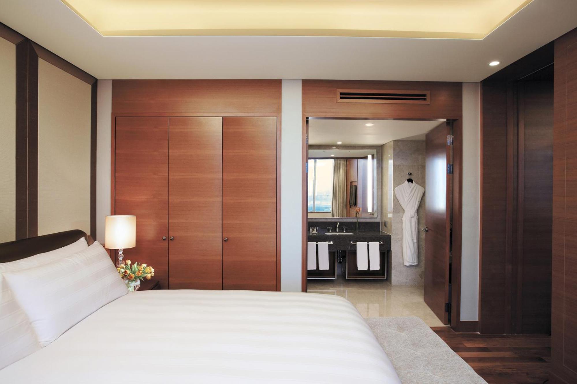 Superior Suite Double with Airport View - Photo 6