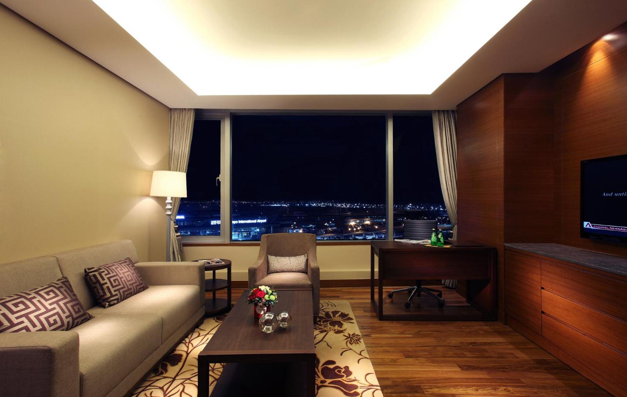 Superior Suite Double with Airport View - Photo 5