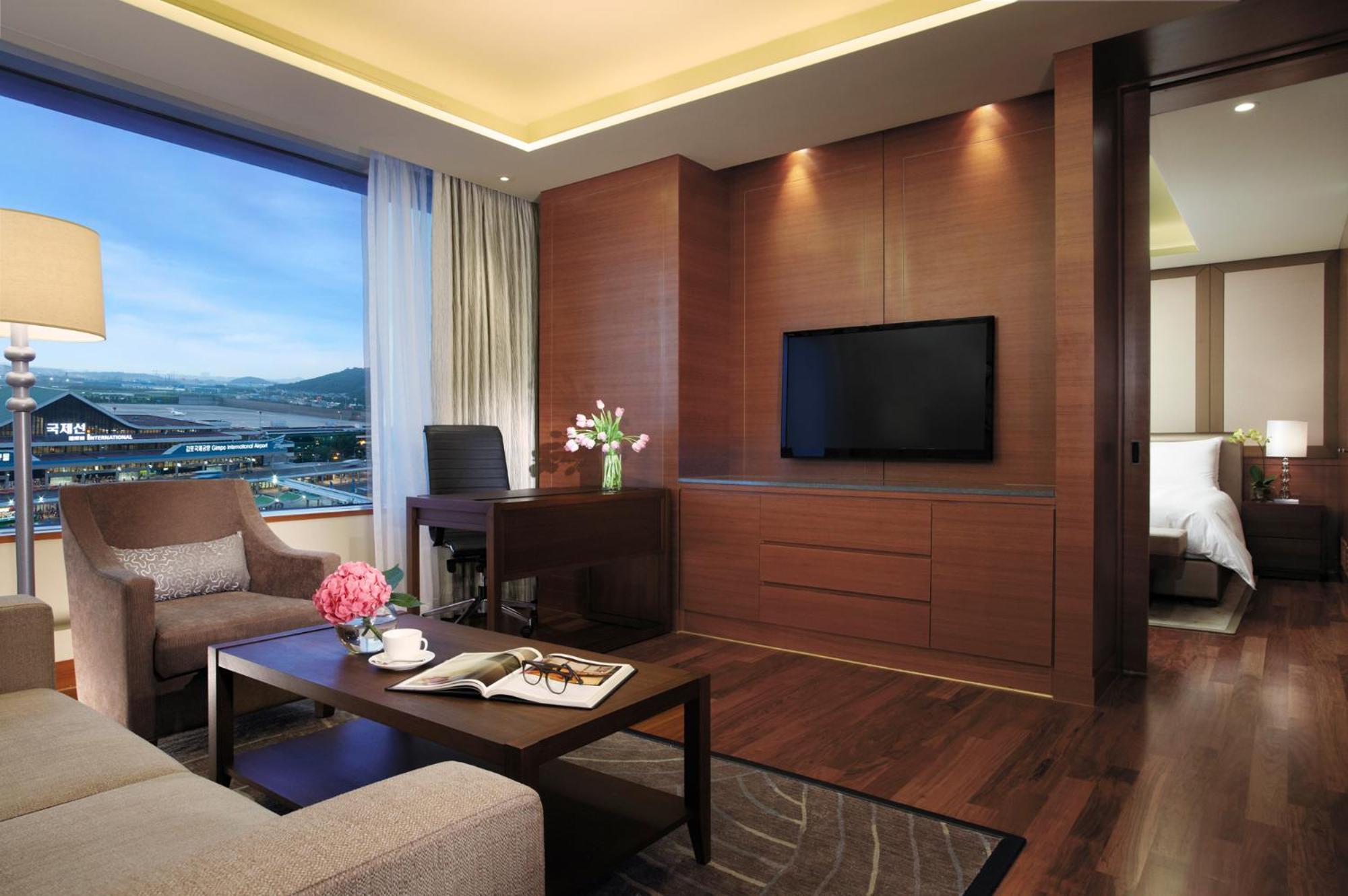 Superior Suite Double with Airport View - Photo 4