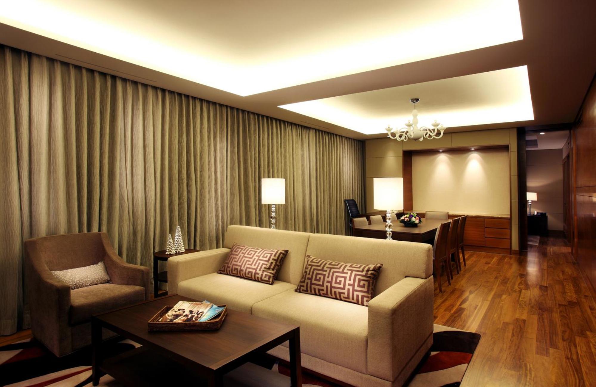 Premier Suite Double with Airport View - Photo 5