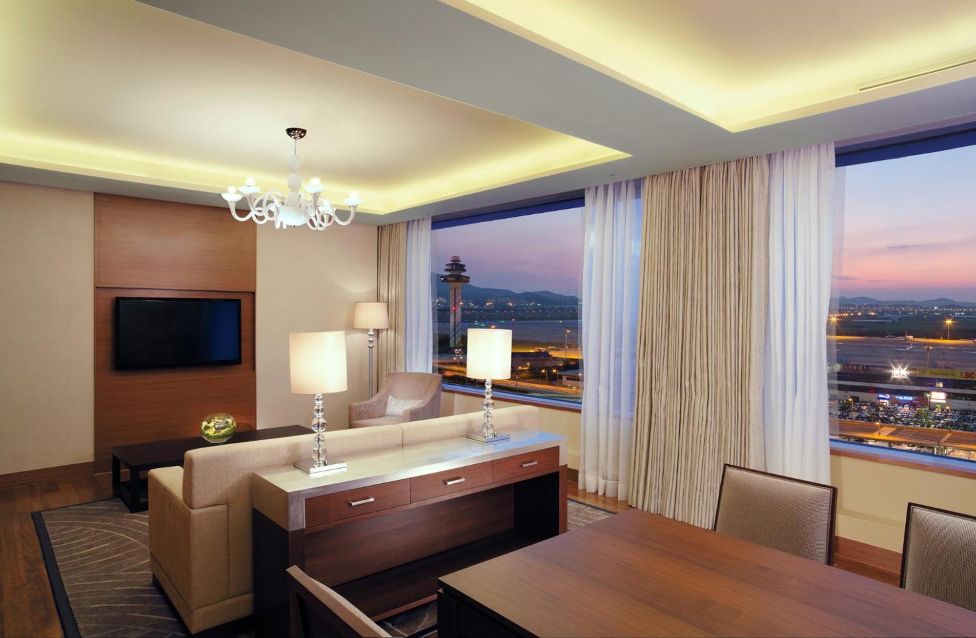 Premier Suite Double with Airport View - Photo 3