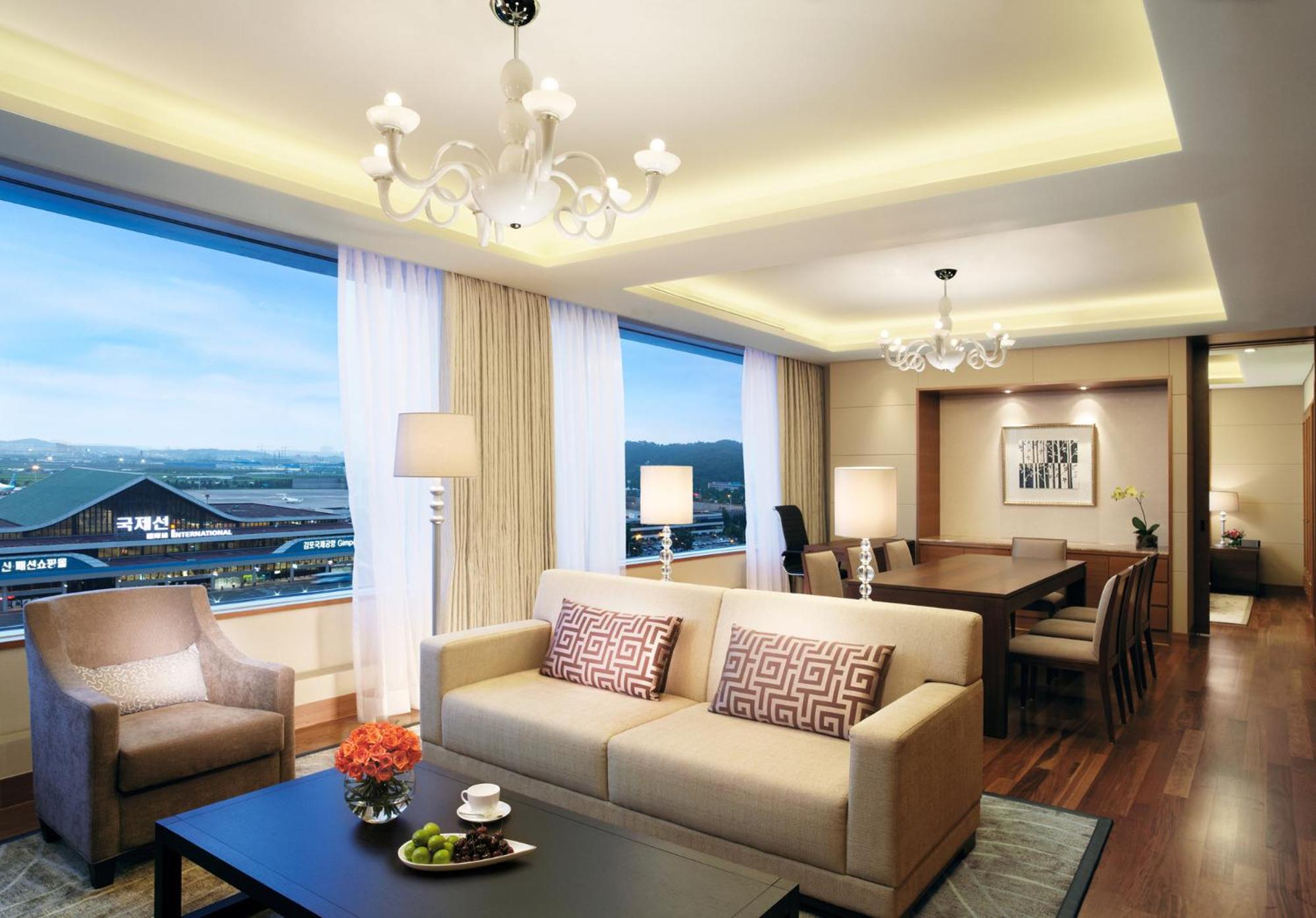 Premier Suite Double with Airport View - Photo 2