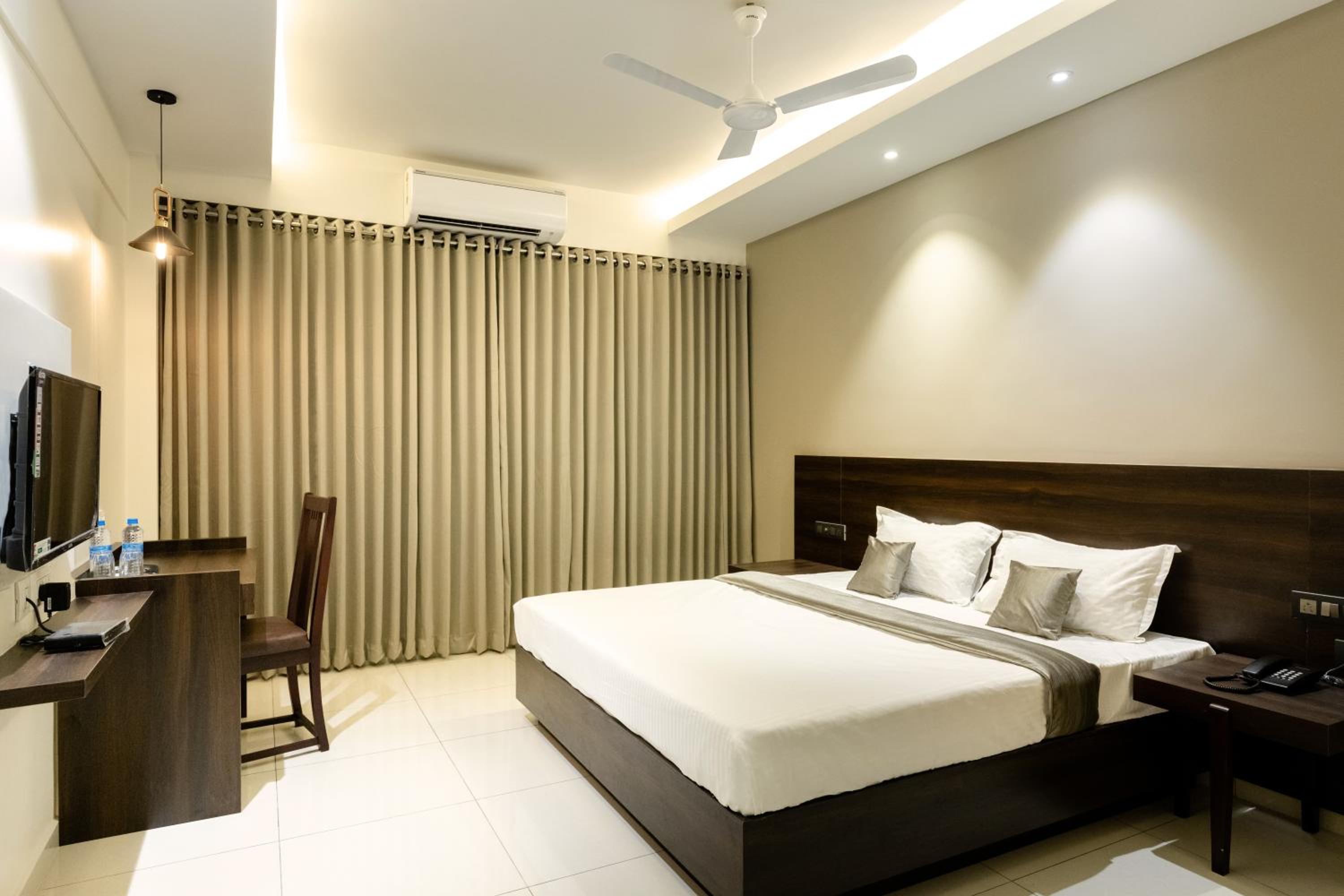 Deluxe Double Room - Photo 9
