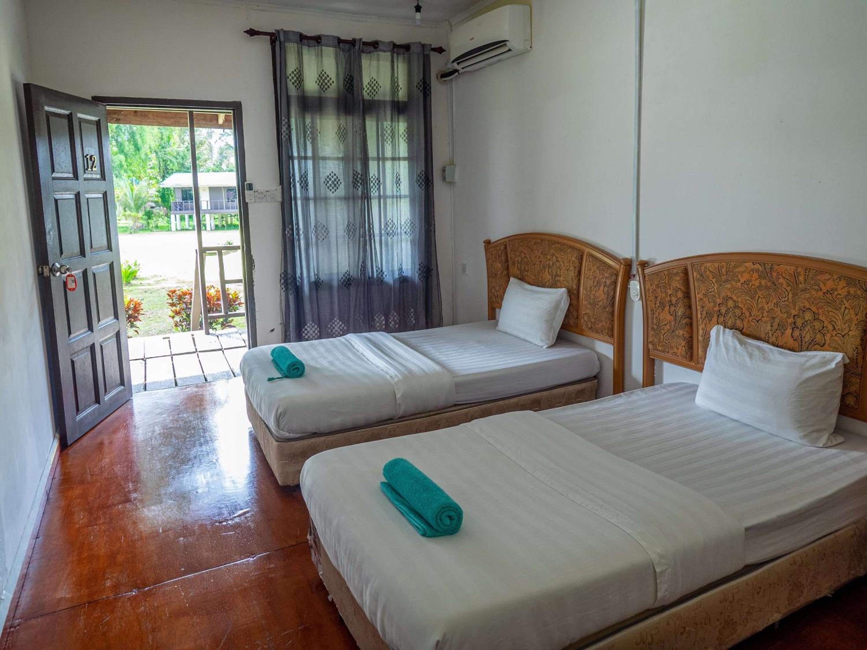 Standard Twin Room with Air Conditioner photo 1