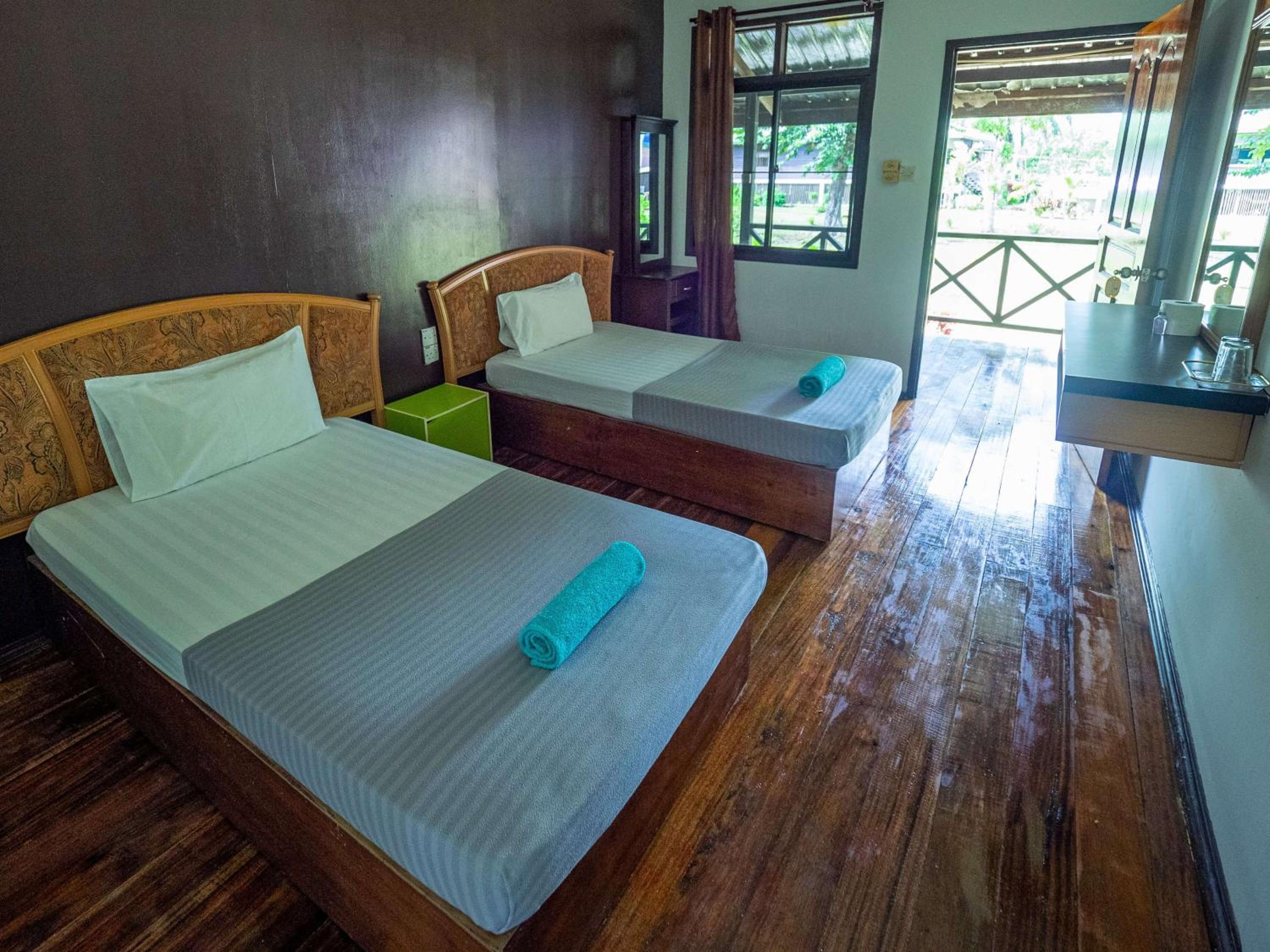 Standard Twin Room with Air Conditioner photo 3