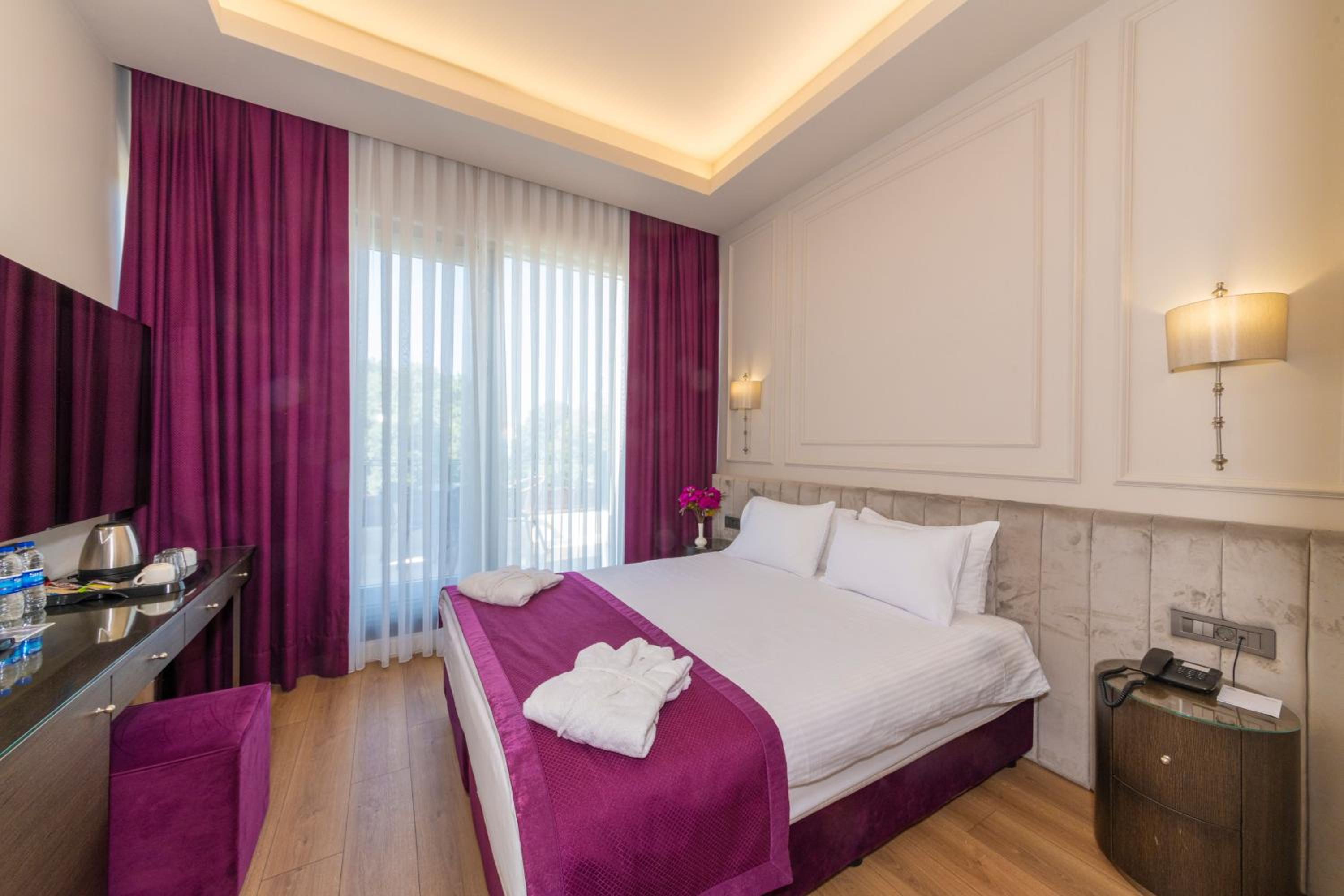 Comfort Room with Balcony and City View photo 3