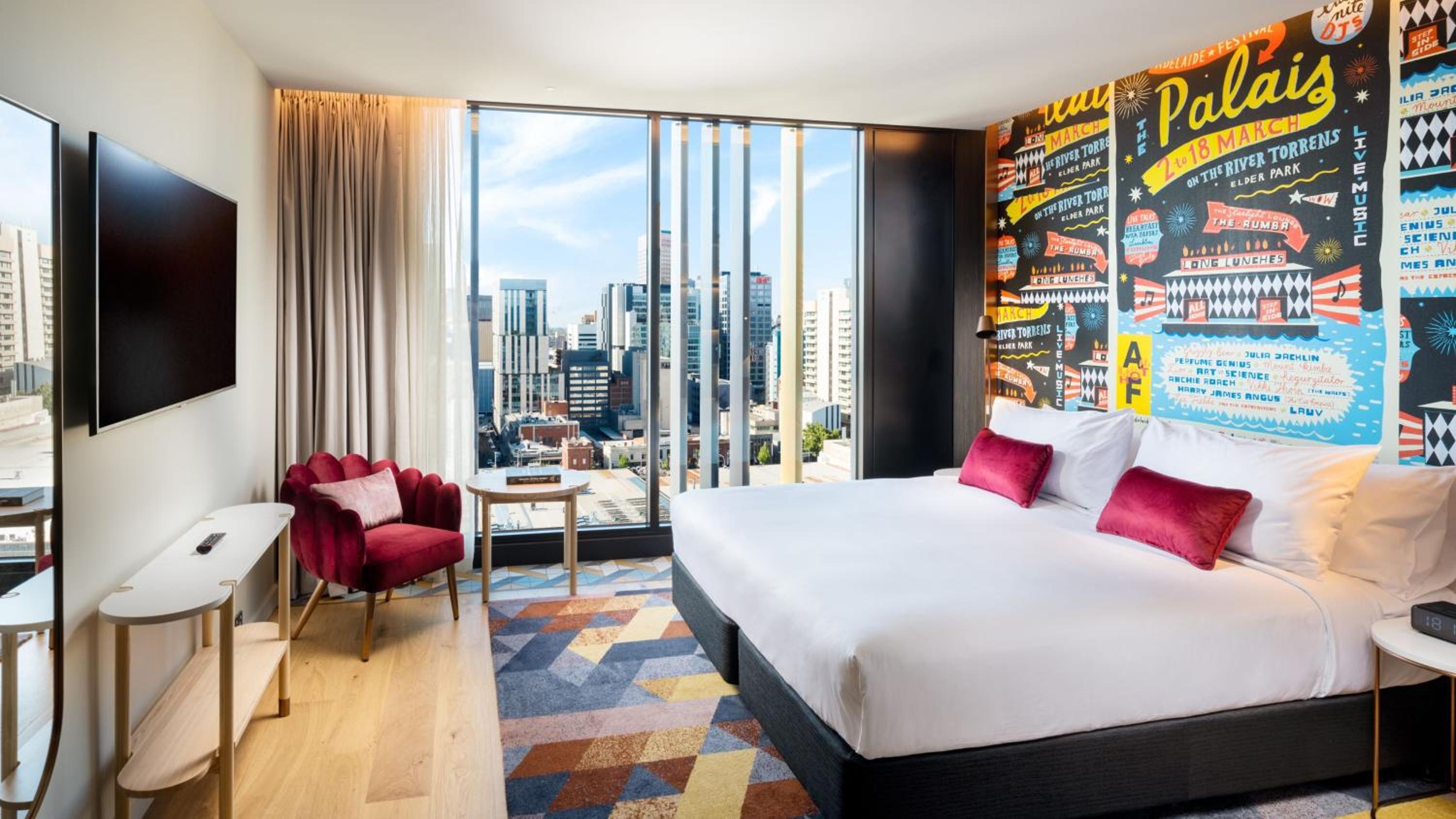 Premium King Room - Photo 8