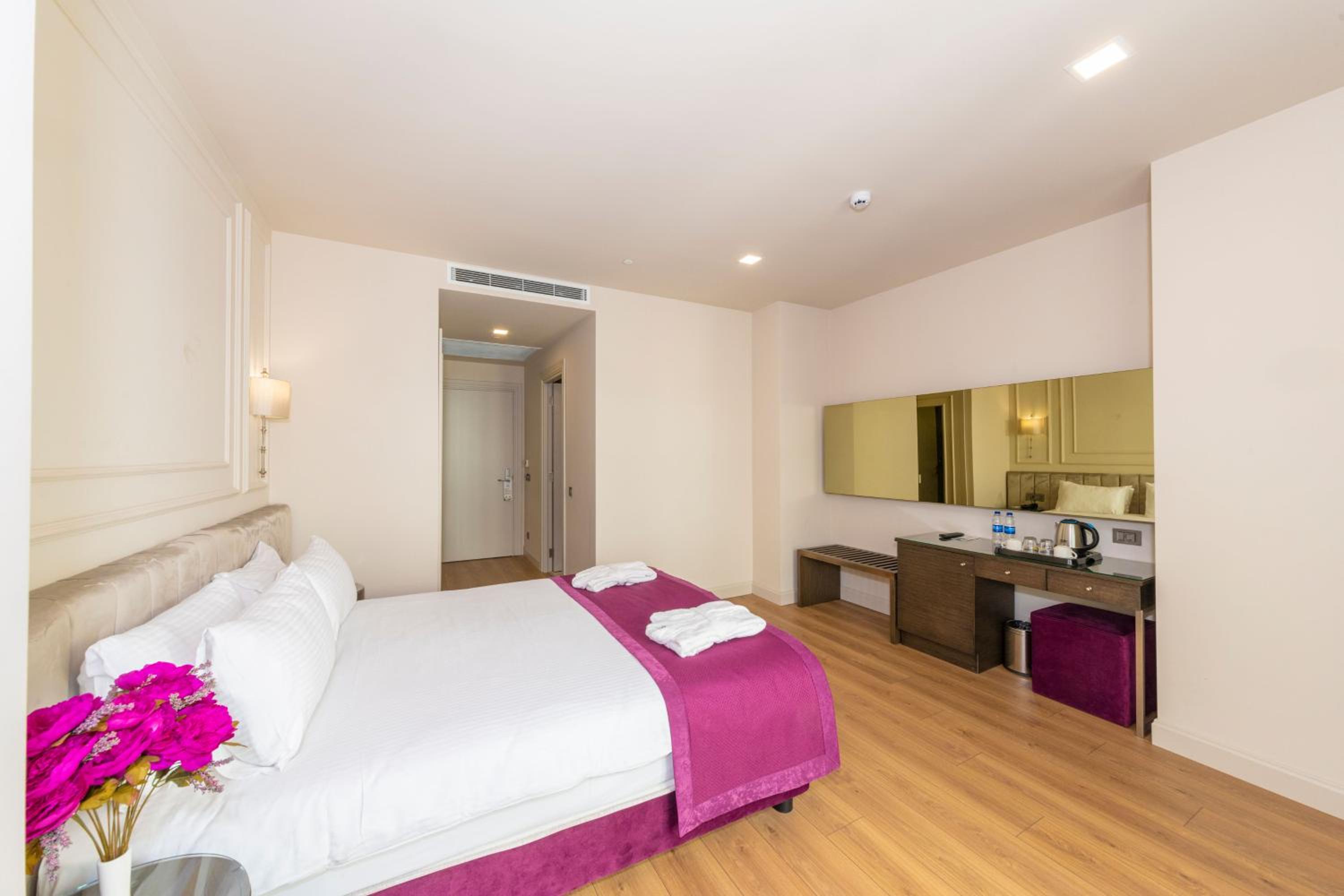 Comfort Room with Balcony and City View photo 2