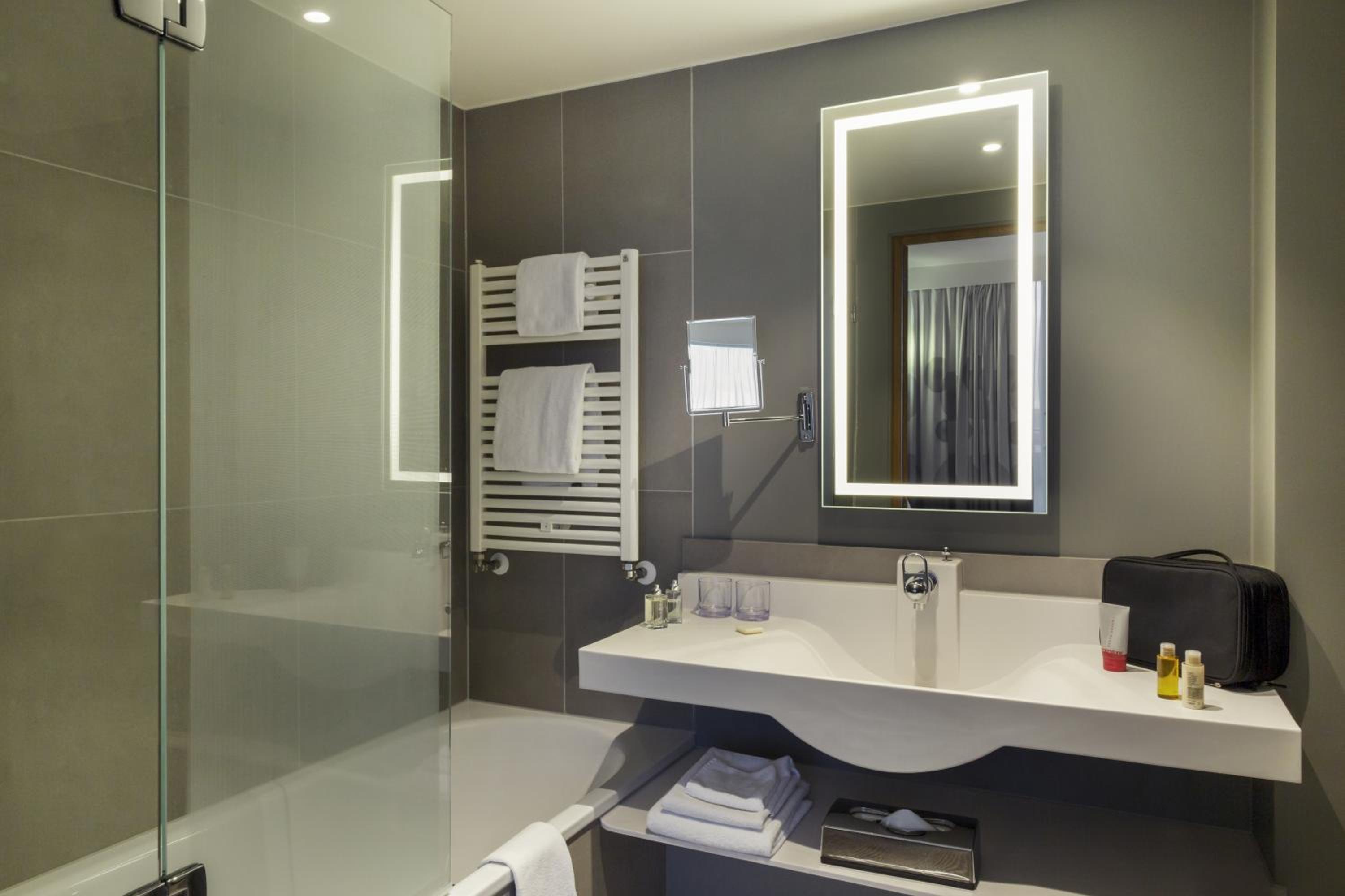 Executive Double Room with Balcony thumbnail 5