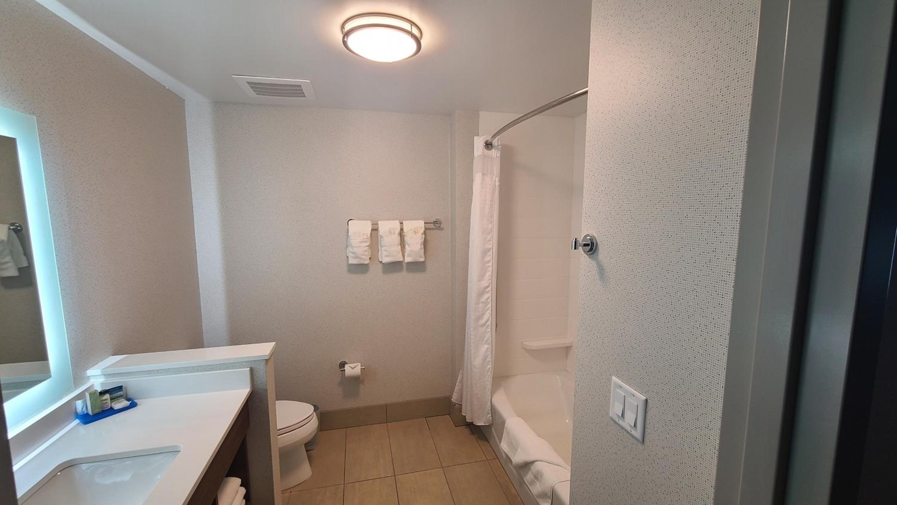 Standard Room with Two Queen Beds - Photo 3