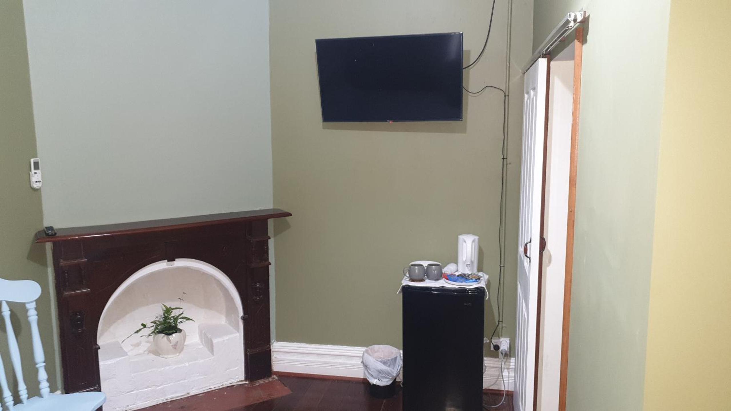 Queen Room with Private Bathroom - 1 photo 1