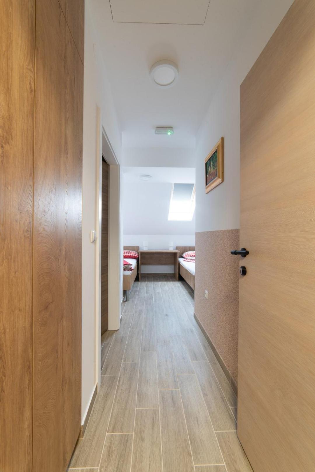 Twin Room - Photo 4