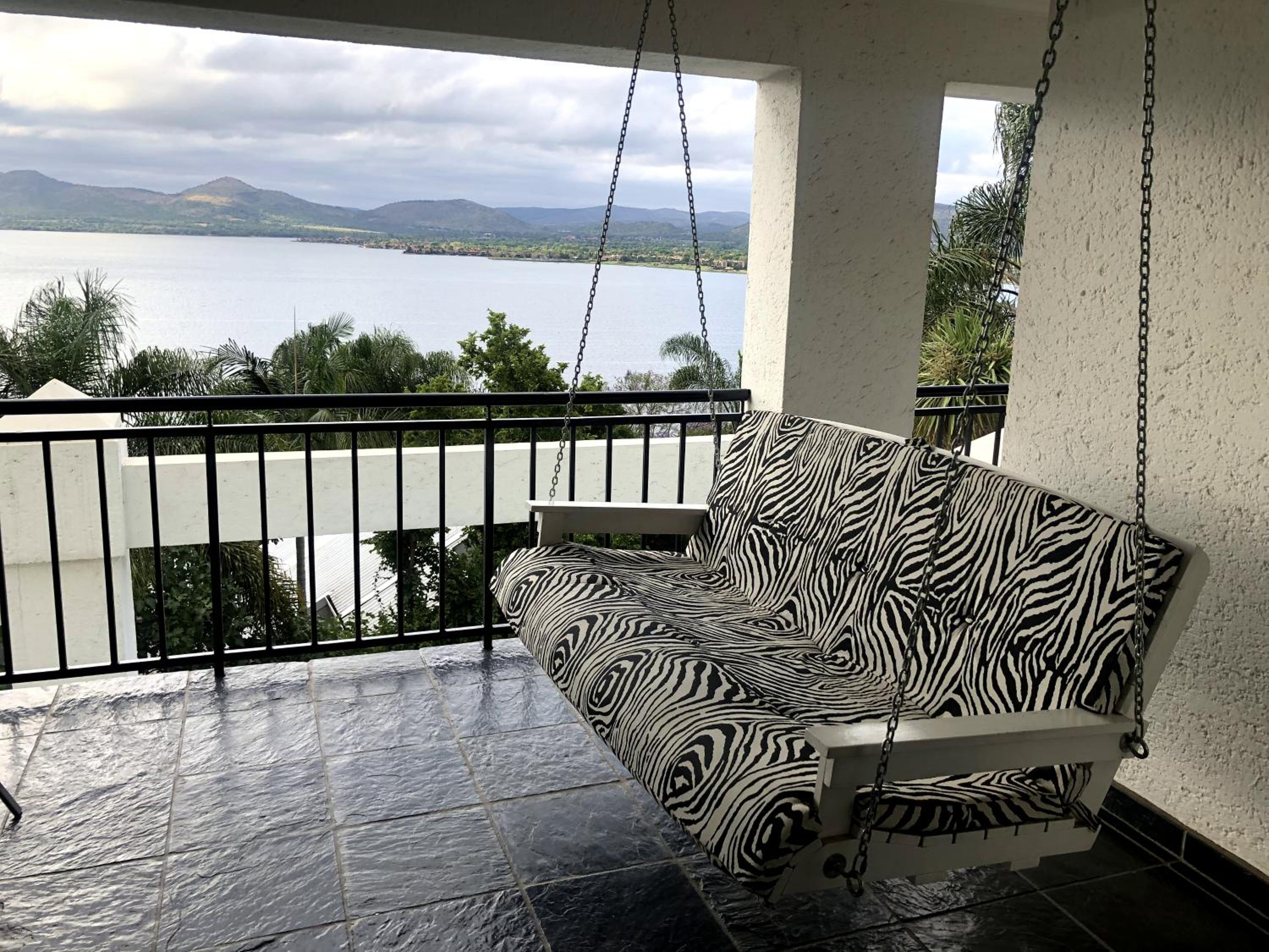 Family Room with Lake View - Photo 4