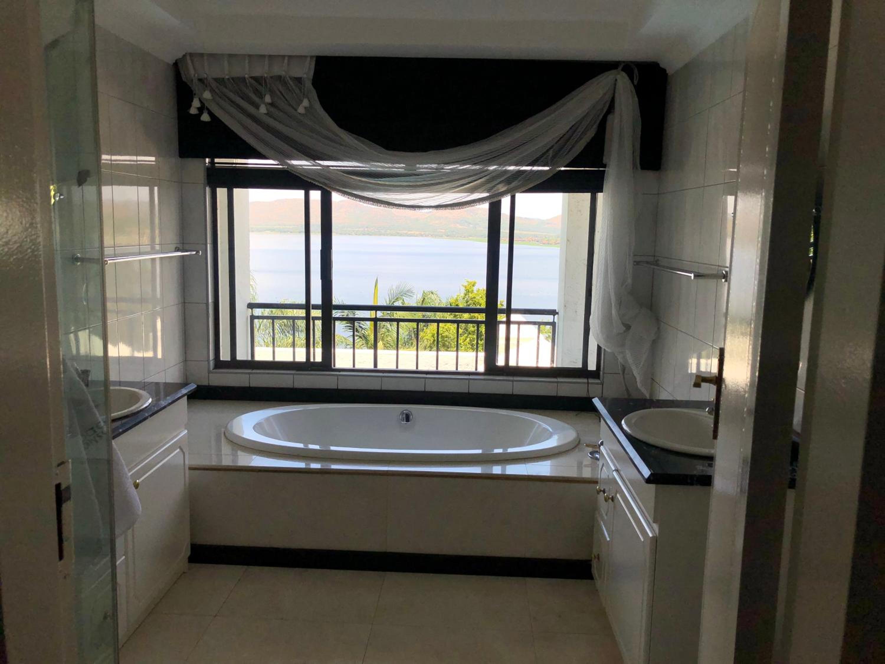 Family Room with Lake View - Photo 26