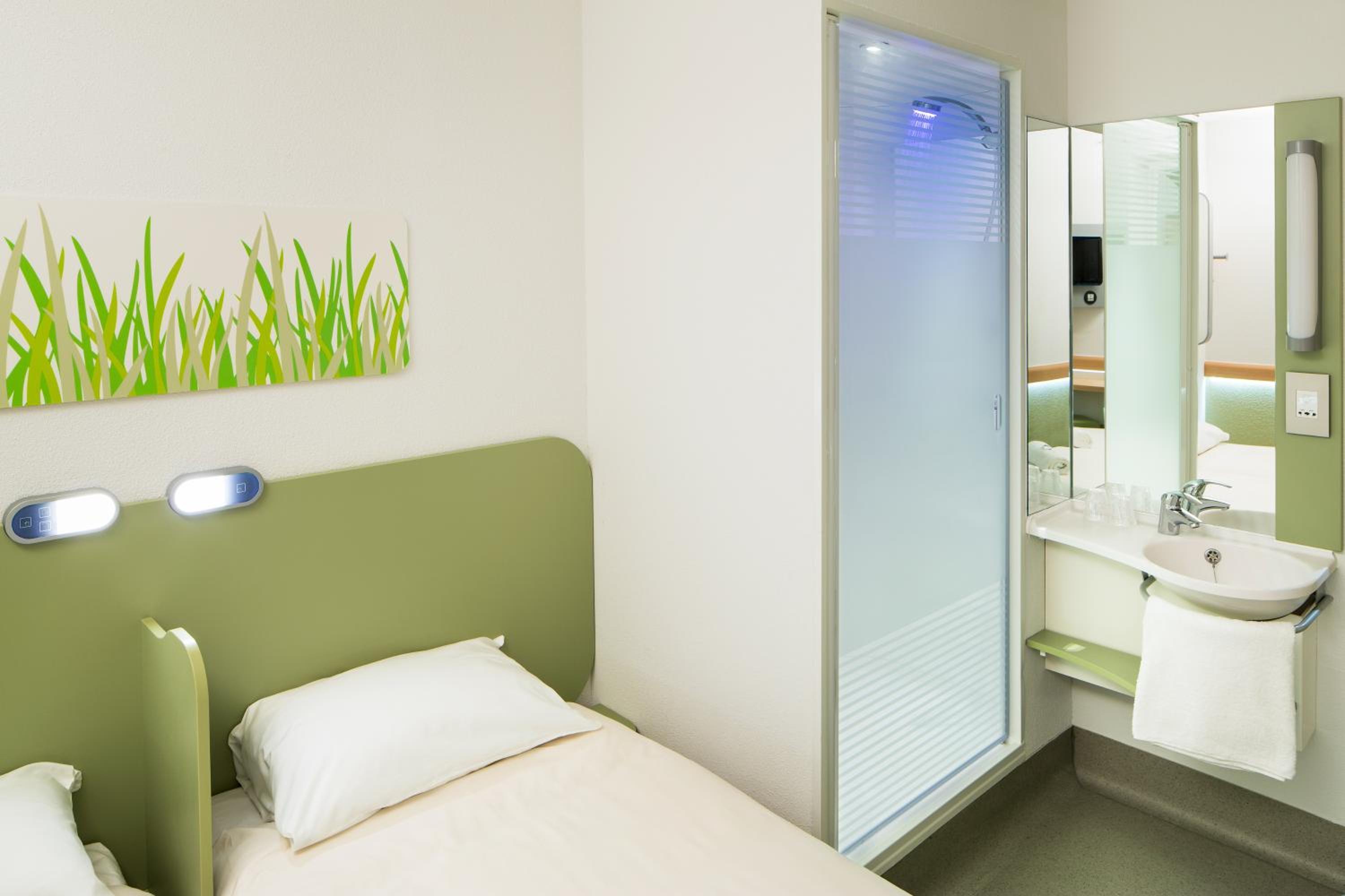 Standard Twin Room - Photo 13