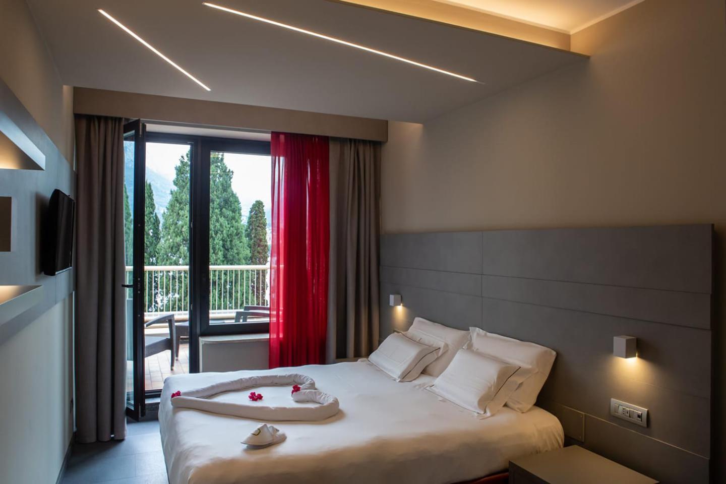 Double or Twin Room with Lake View - Photo 1
