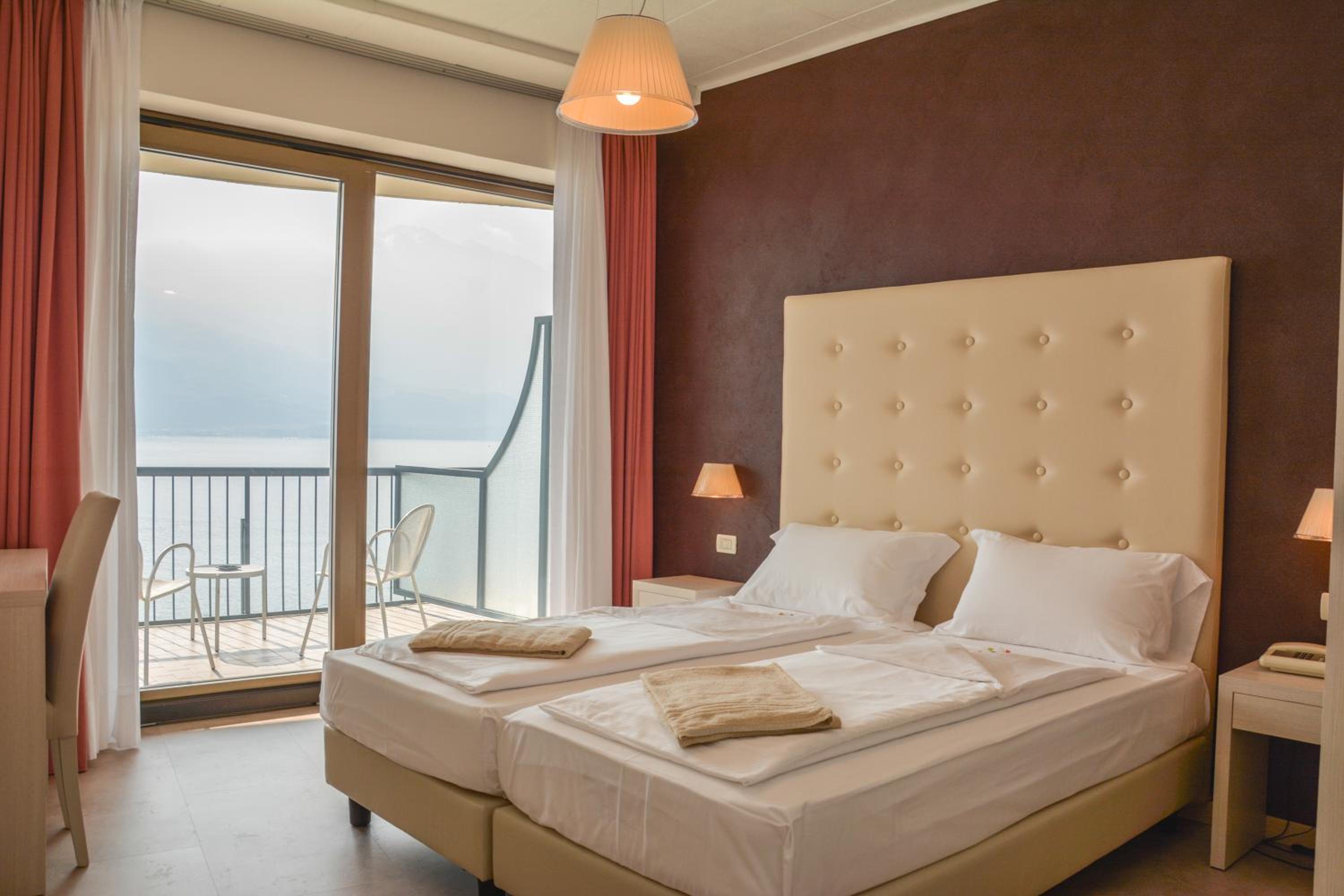 Twin Room with Lake View photo 2