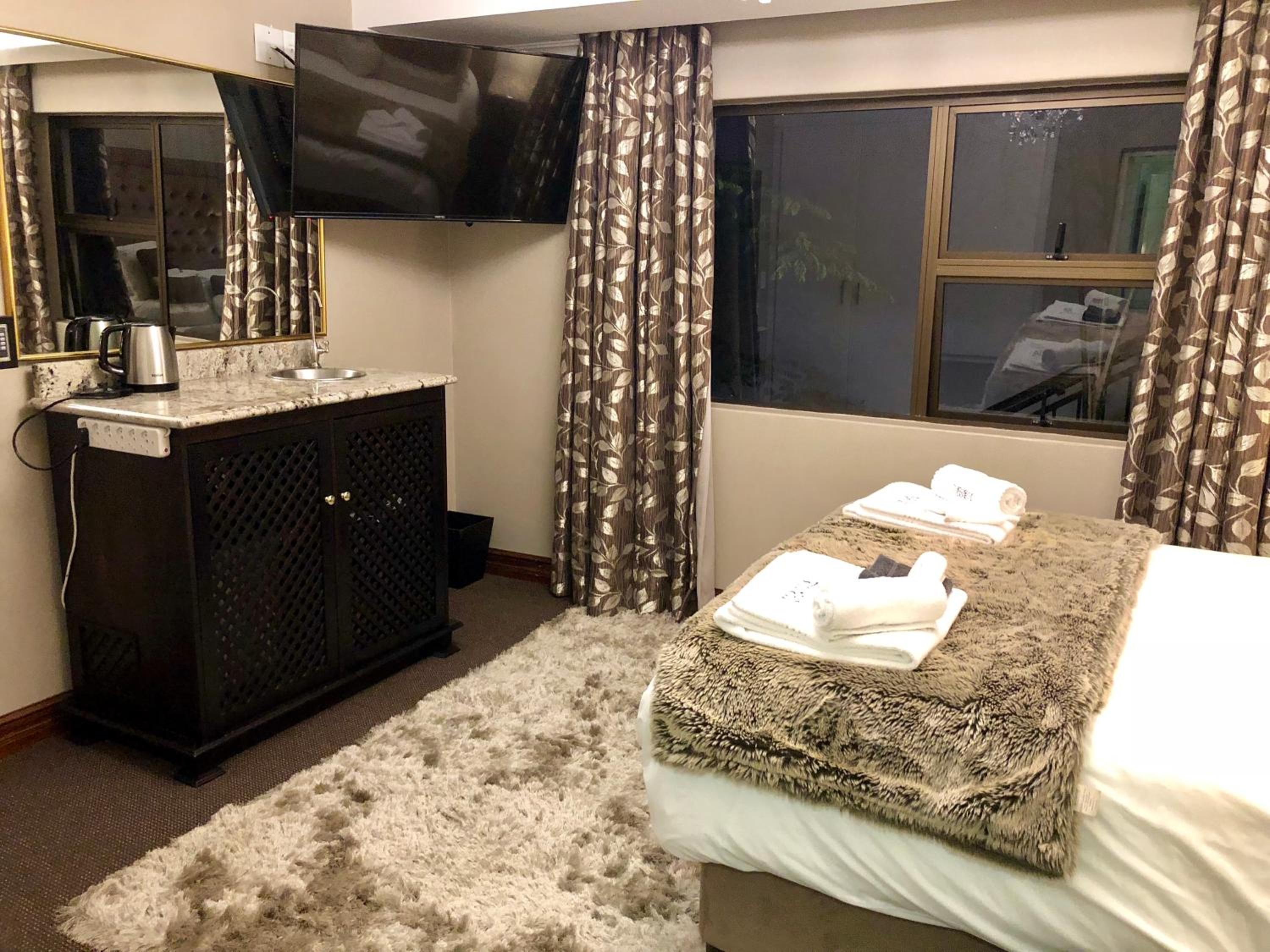 Deluxe Double Room with Shower - Photo 9