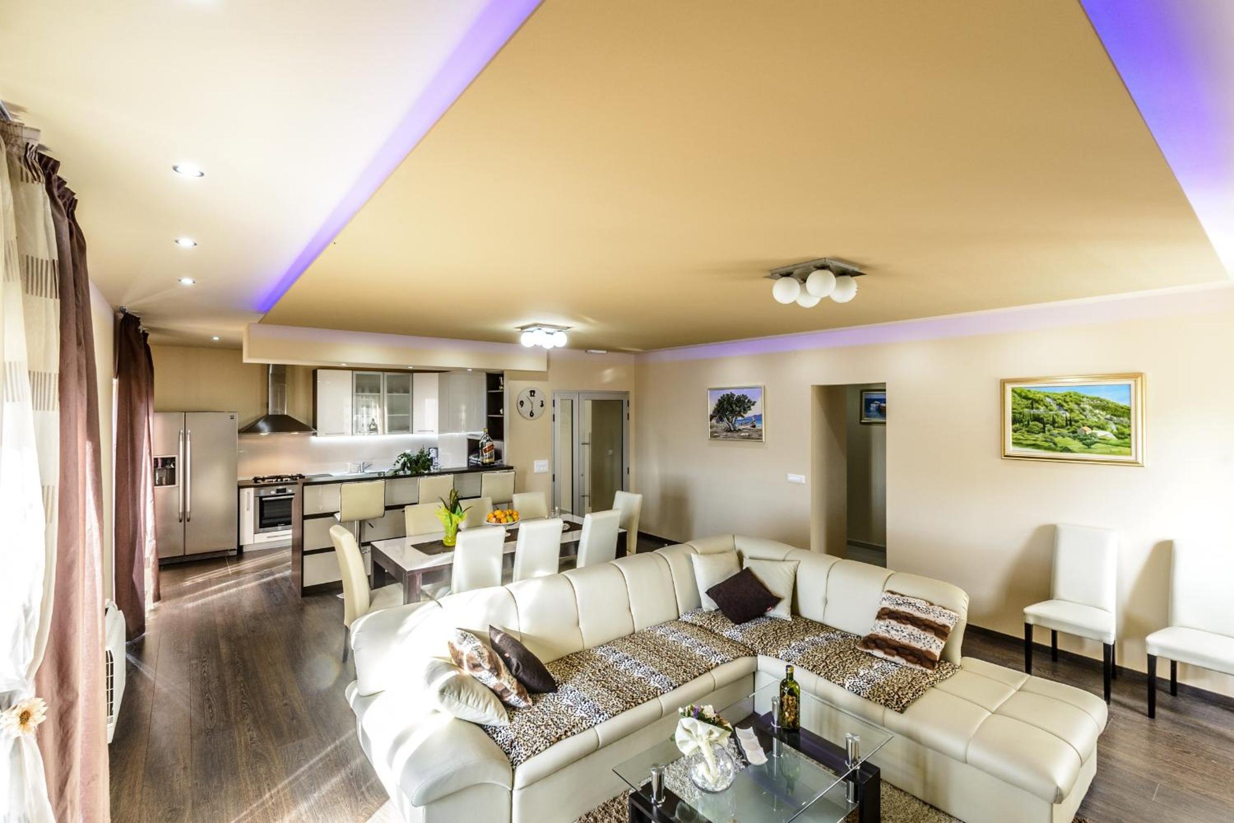 Six-Bedroom Villa with Terrace and Swimming Pool photo 1