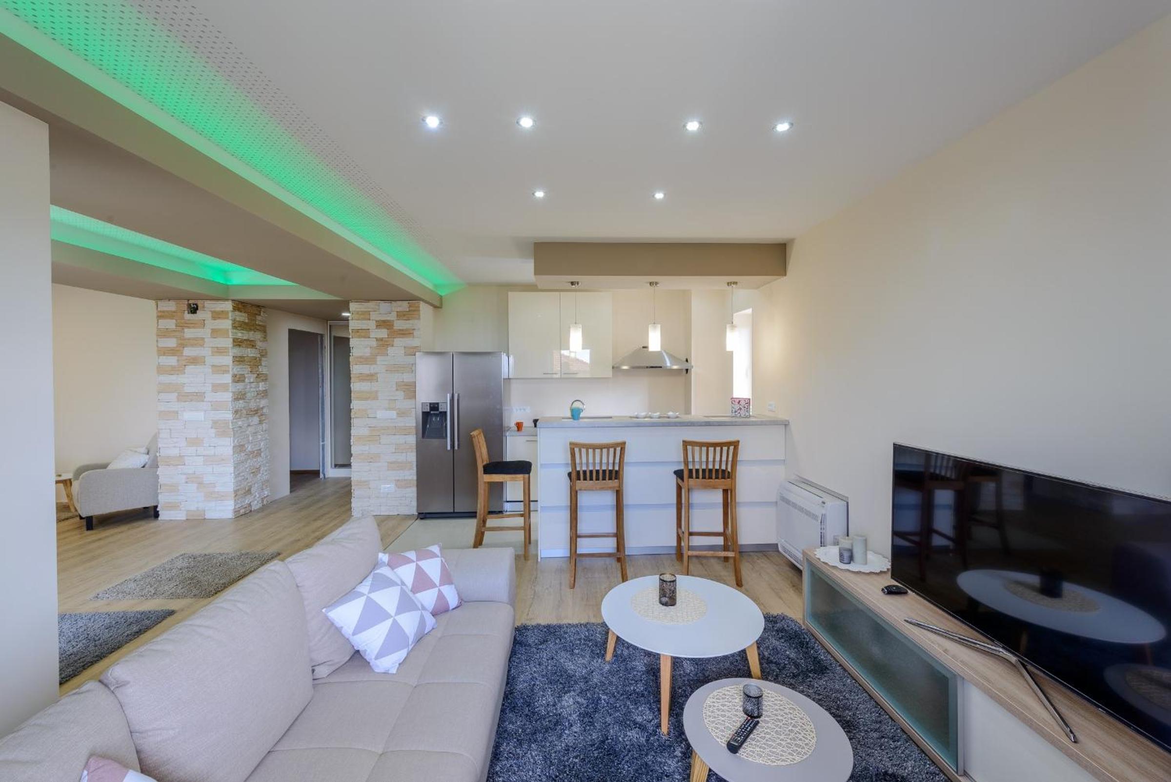 Six-Bedroom Villa with Terrace and Swimming Pool photo 2