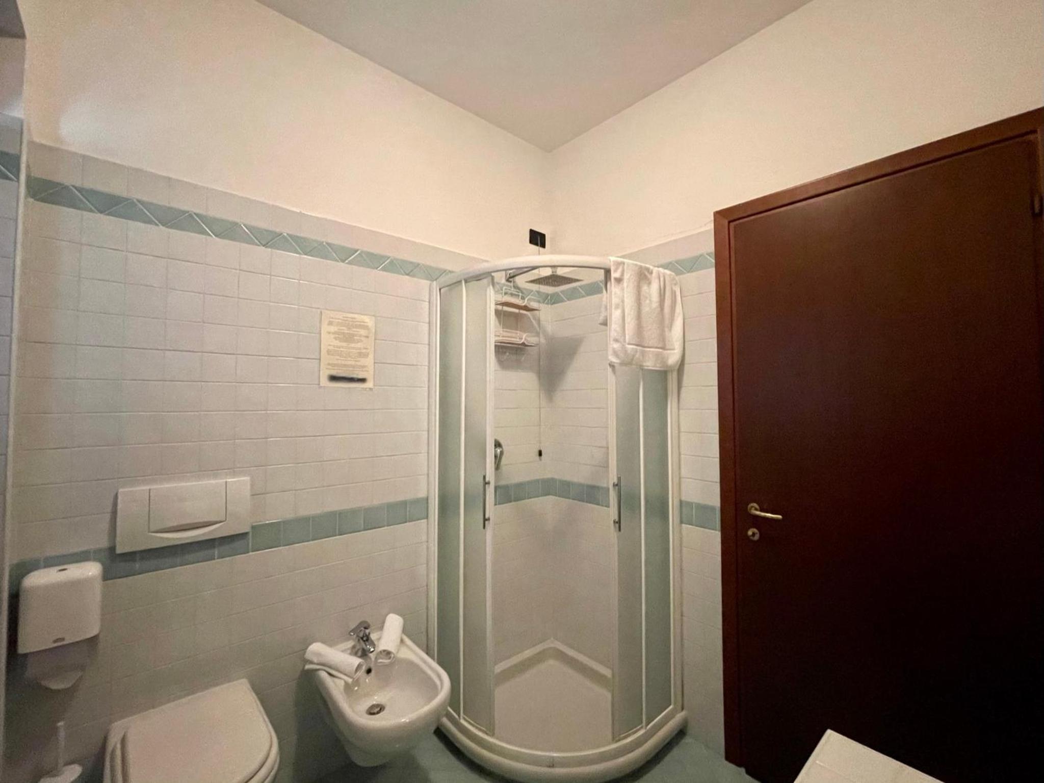 Standard King Room - Photo 9