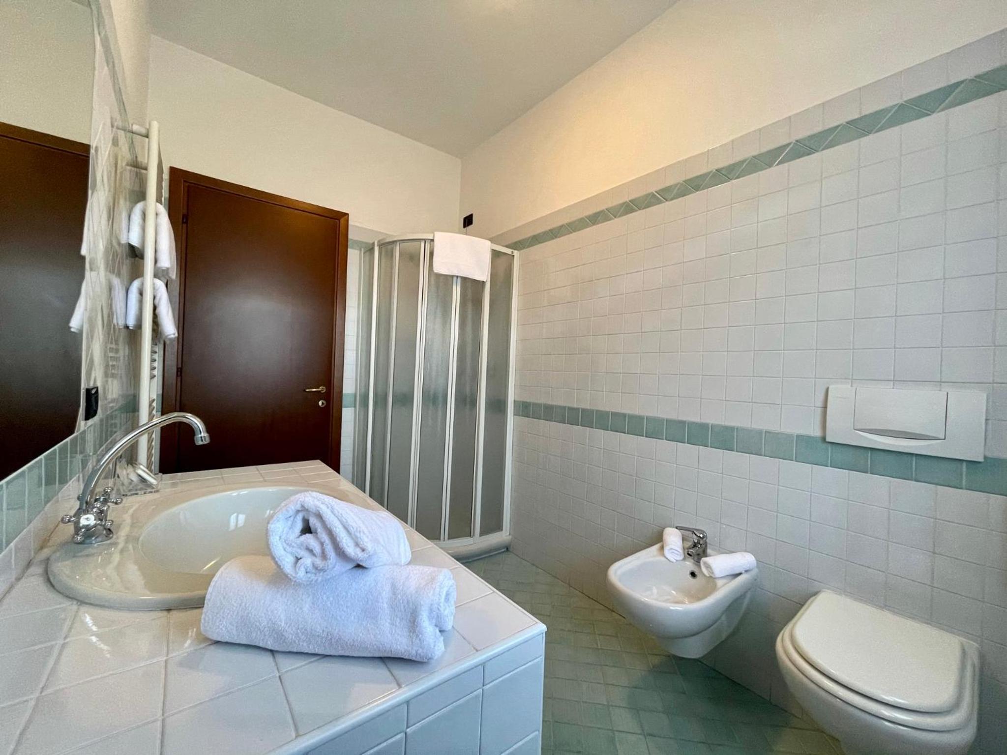 King Room with Lake View - Photo 10