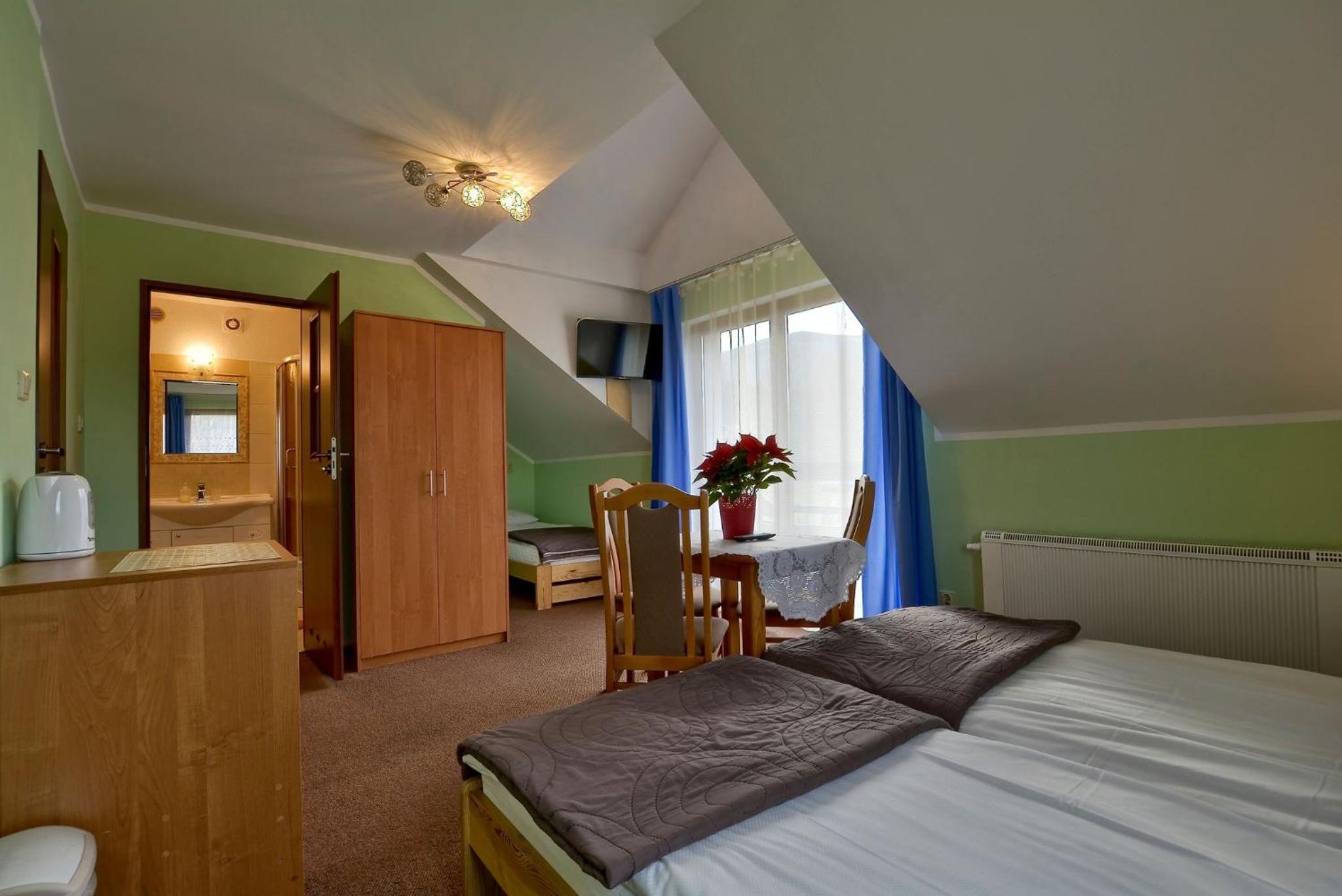 Triple Room with Private Bathroom and Mountain View