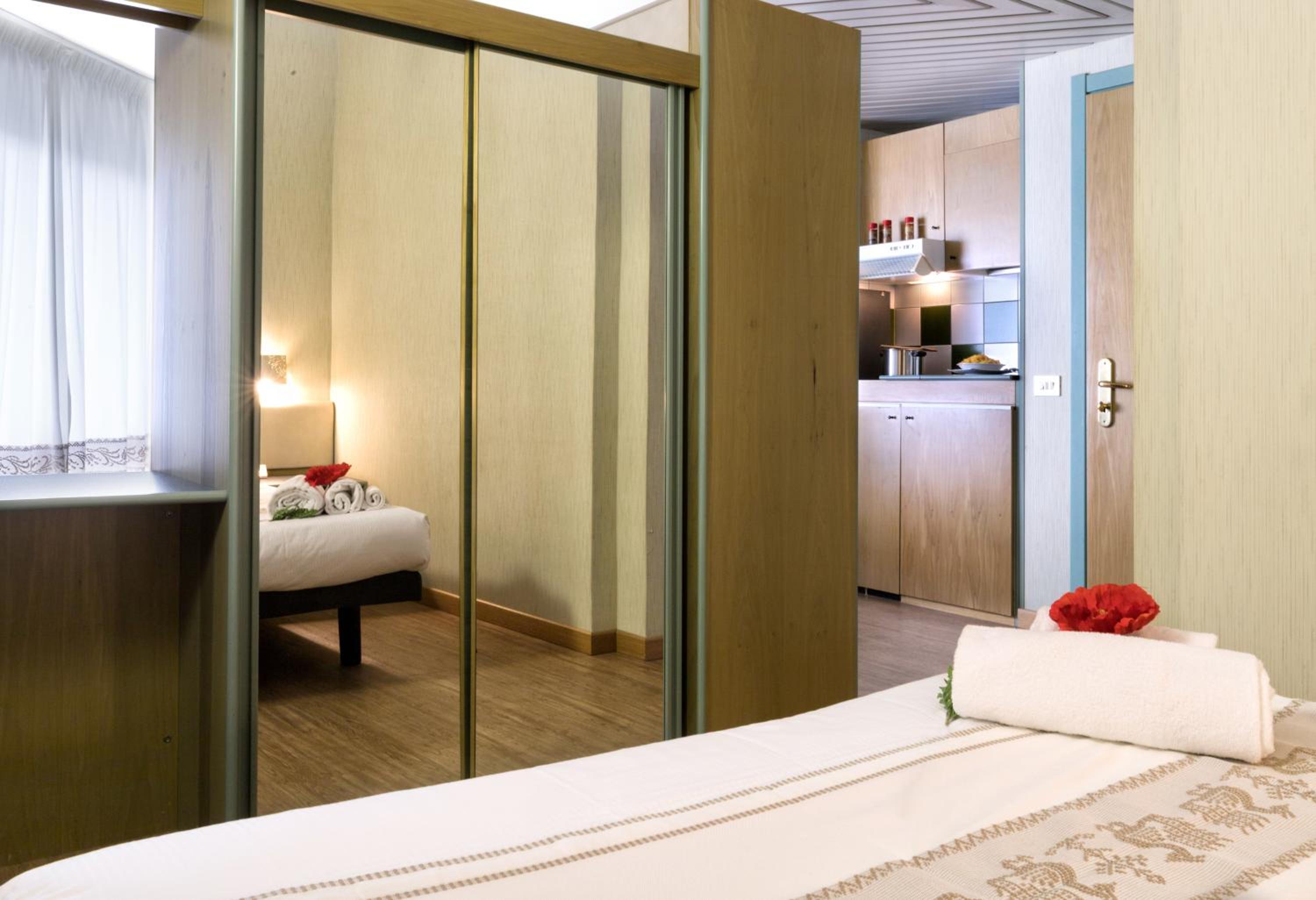 Quadruple Room with 1 Queen and 2 Single Beds - Photo 2