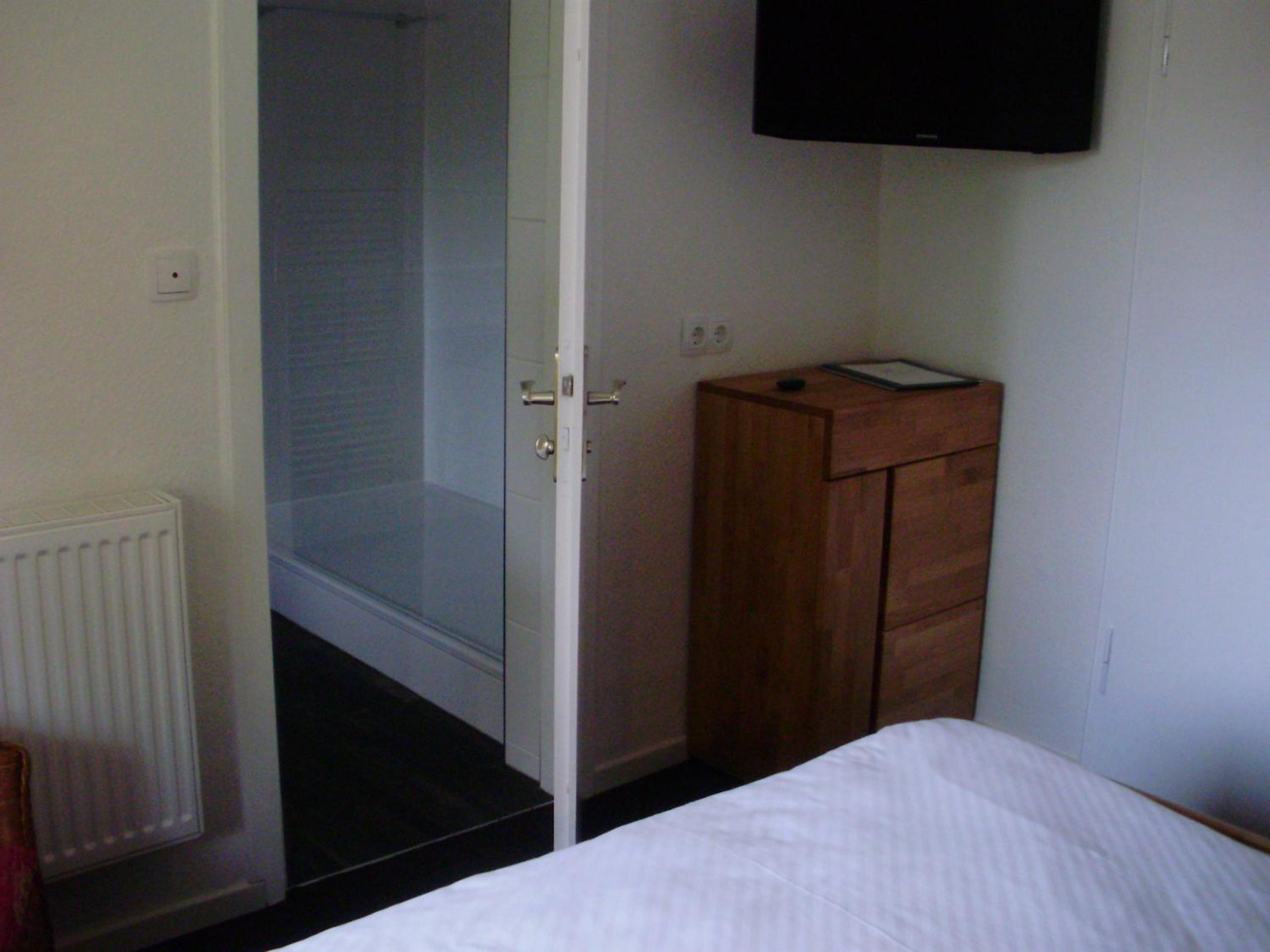 Small Twin Room - Photo 7