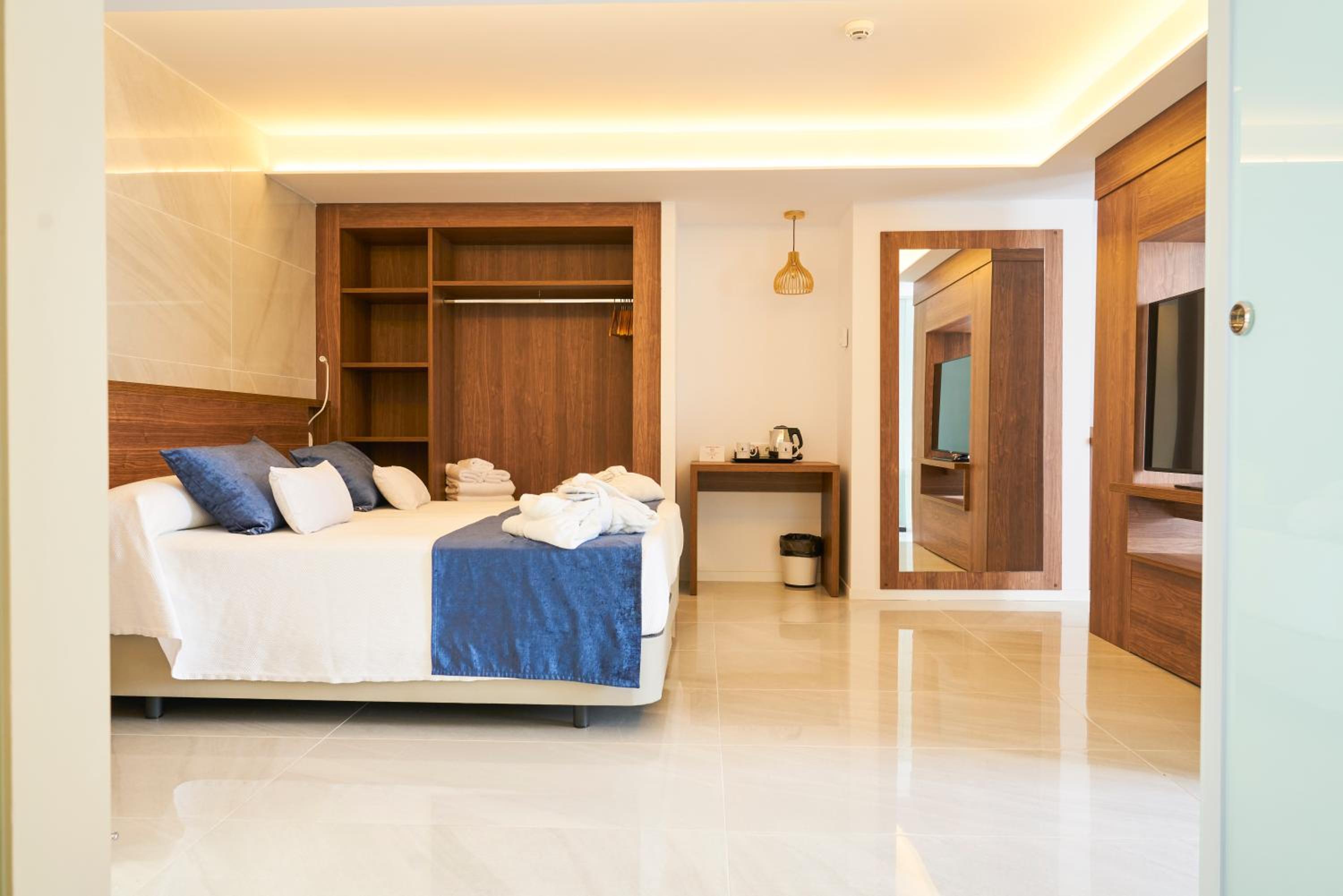Suite with Terrace - Photo 5