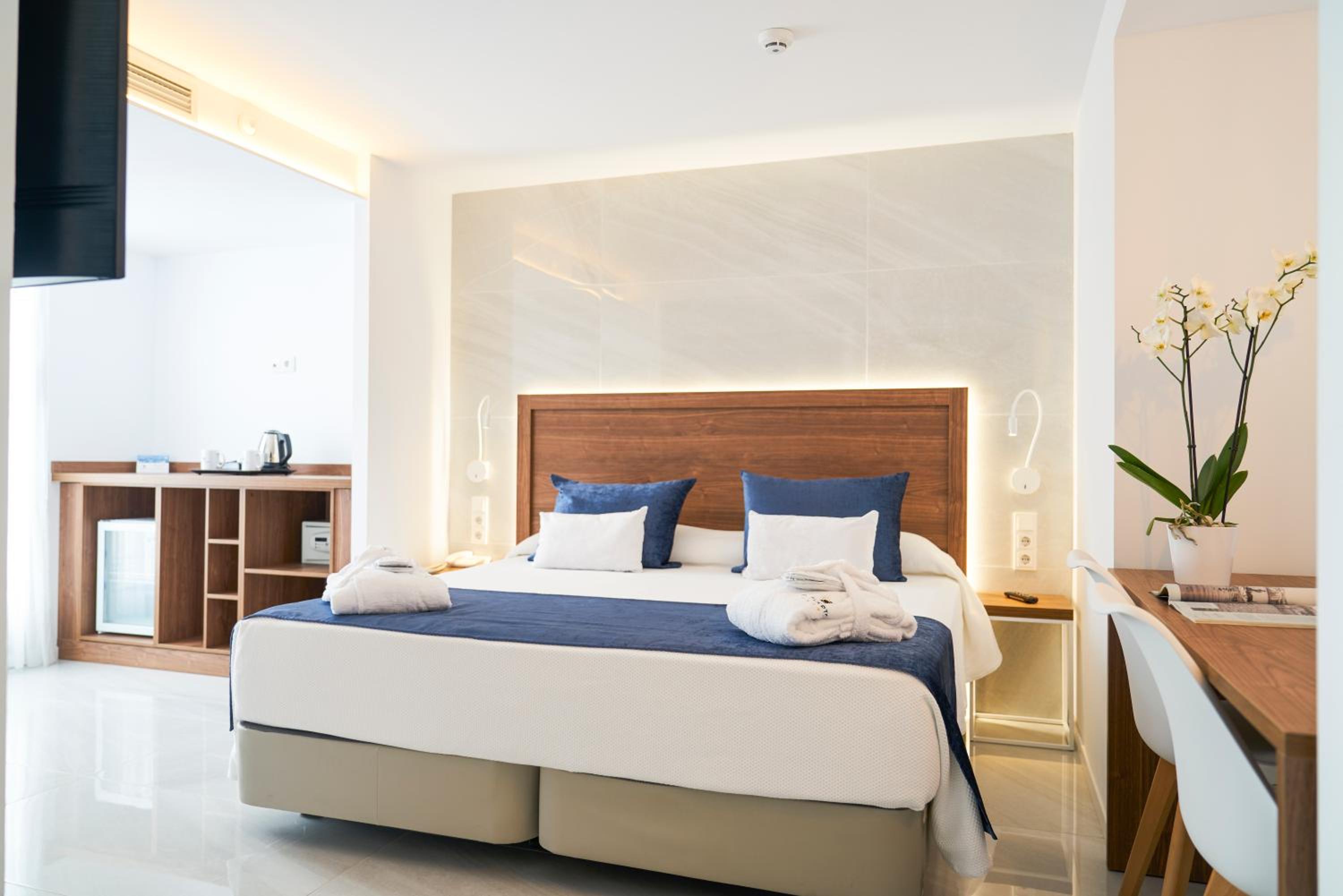 Suite  - Photo 1