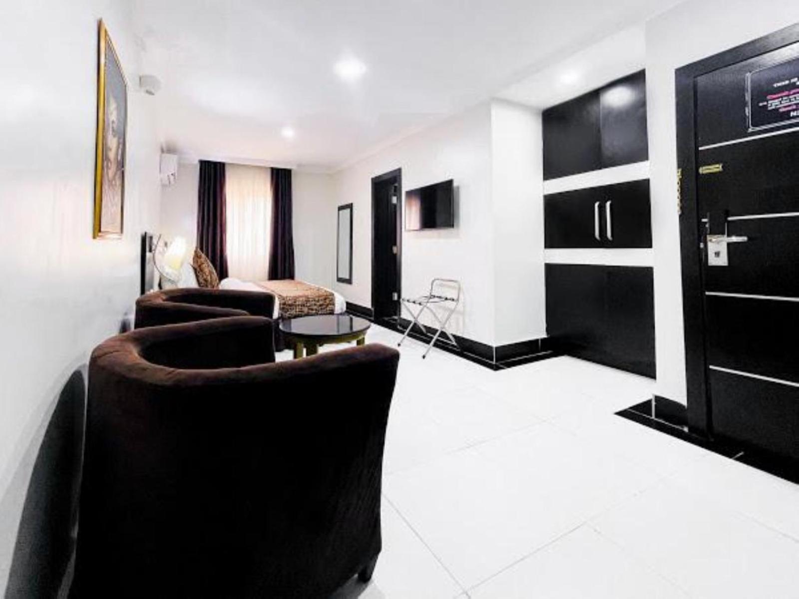 Executive Suite - Photo 3
