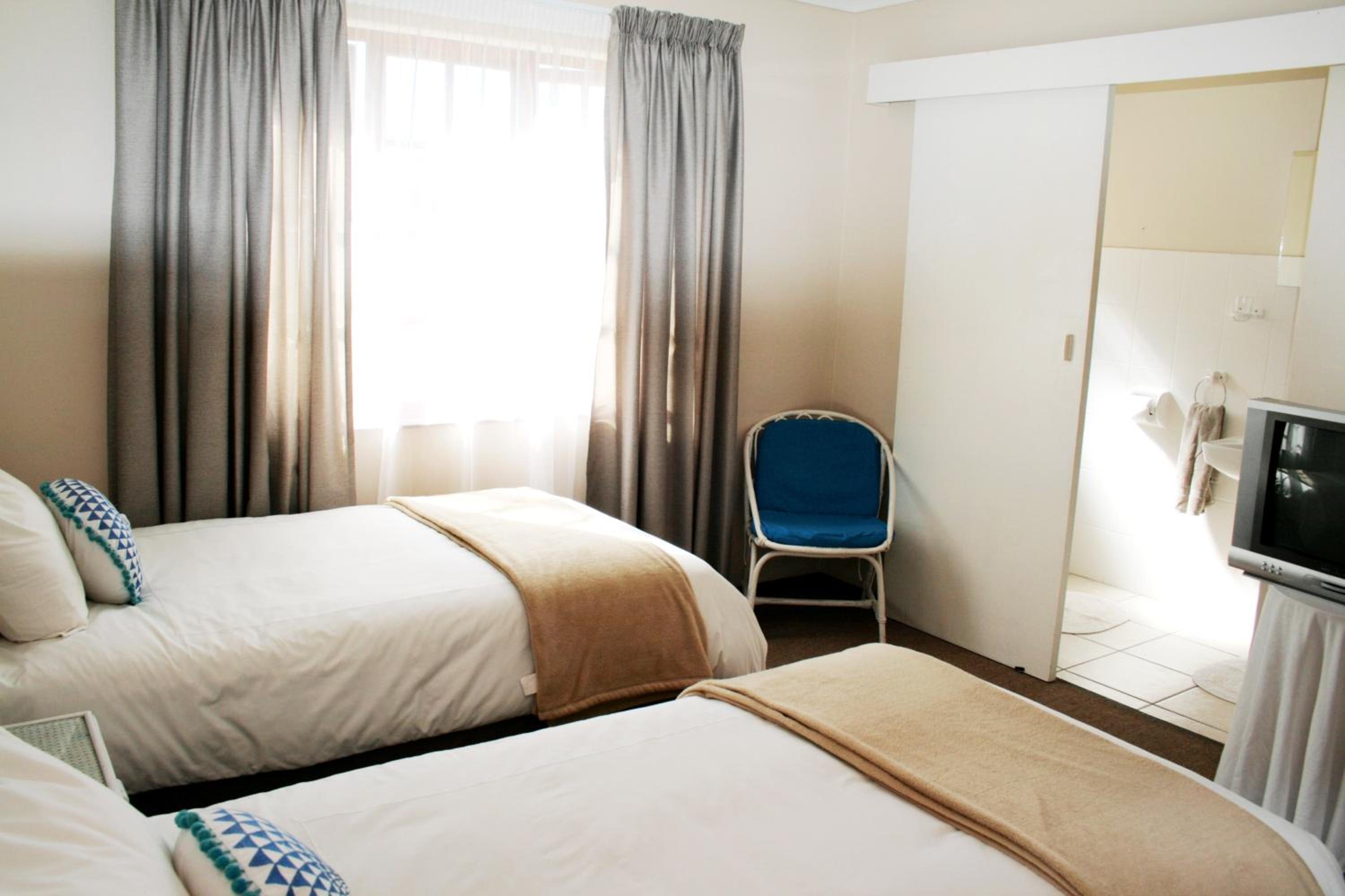 Twin Room with Shower - Photo 3