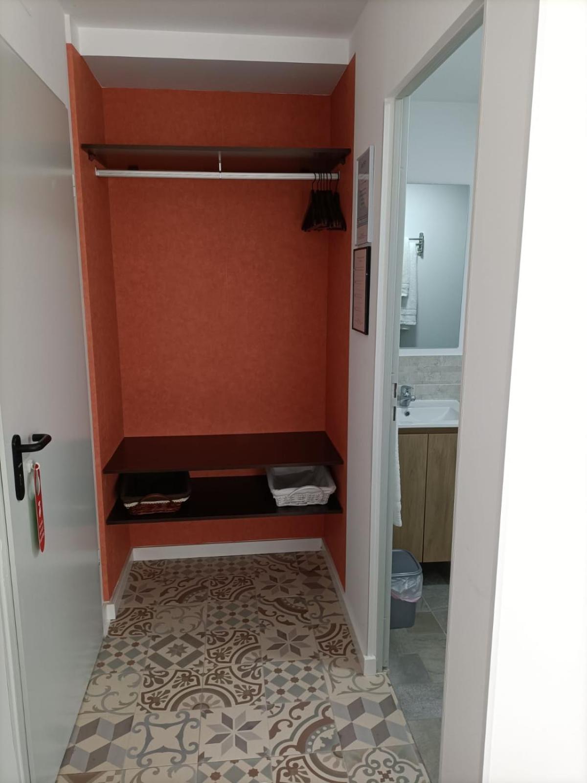 Double or Twin Room with Private Bathroom - Photo 2