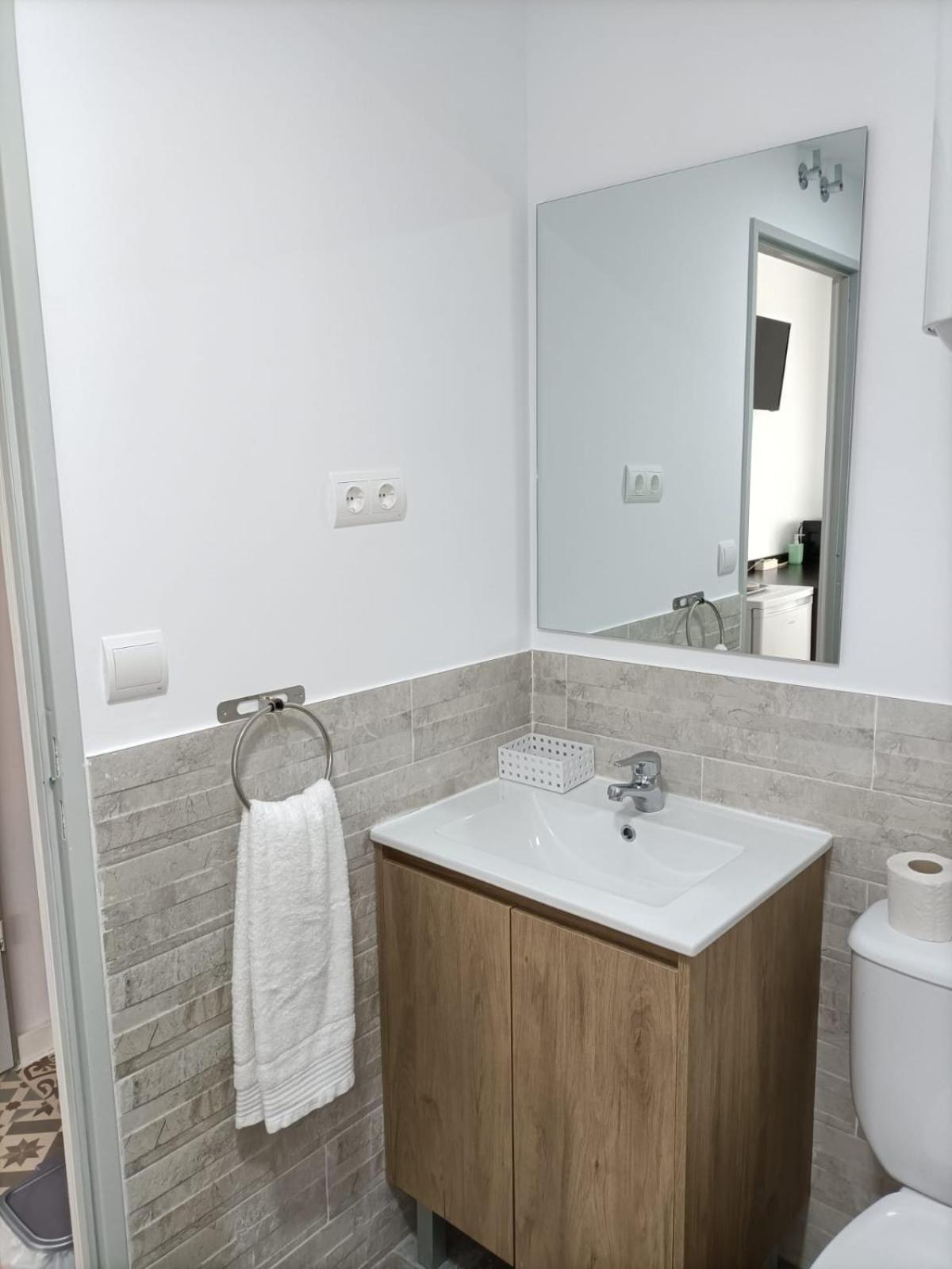Double or Twin Room with Private Bathroom - Photo 9