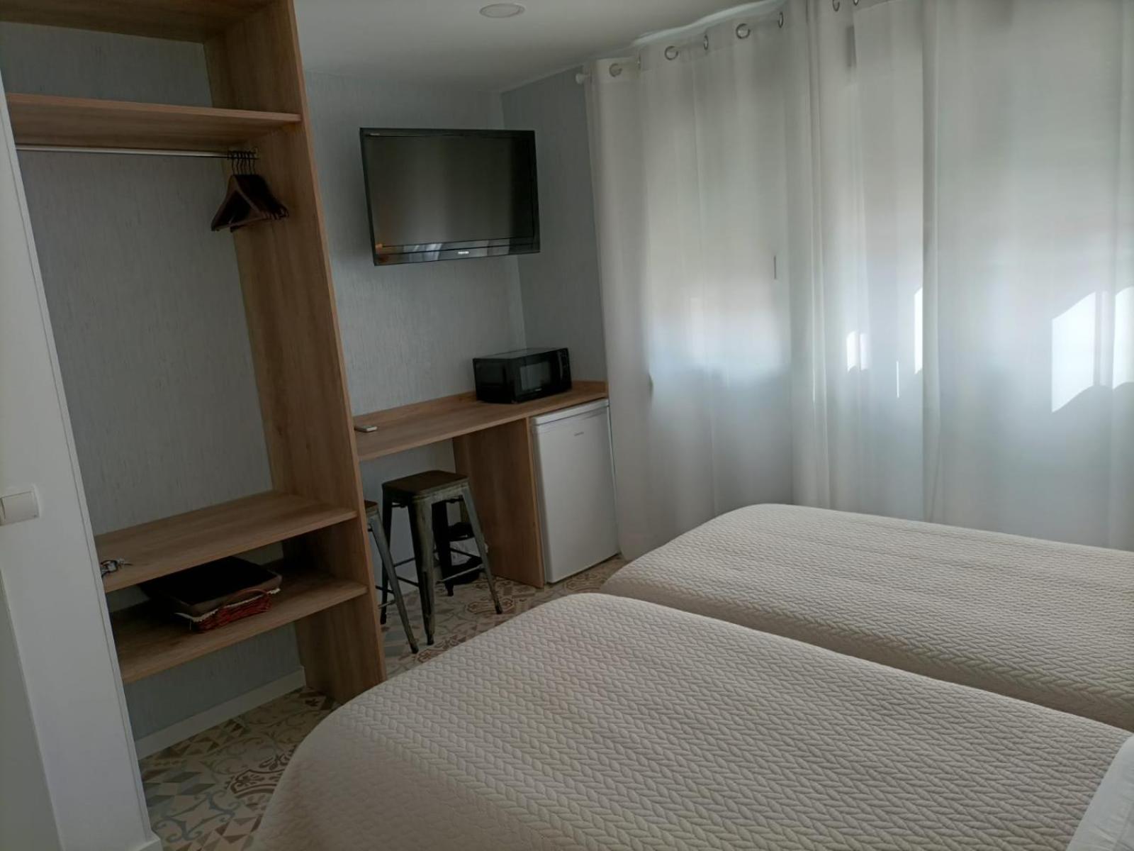 Double or Twin Room with Private Bathroom - Photo 12