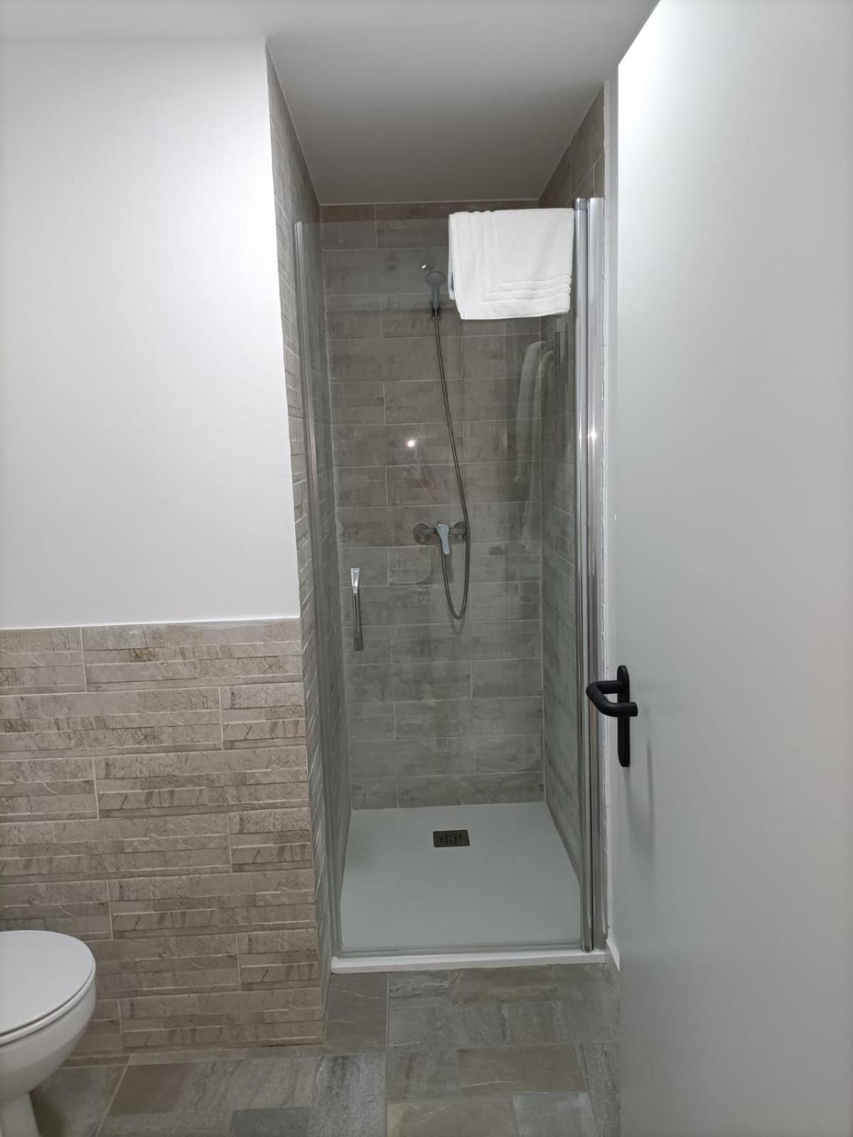 Double or Twin Room with Private Bathroom - Photo 5