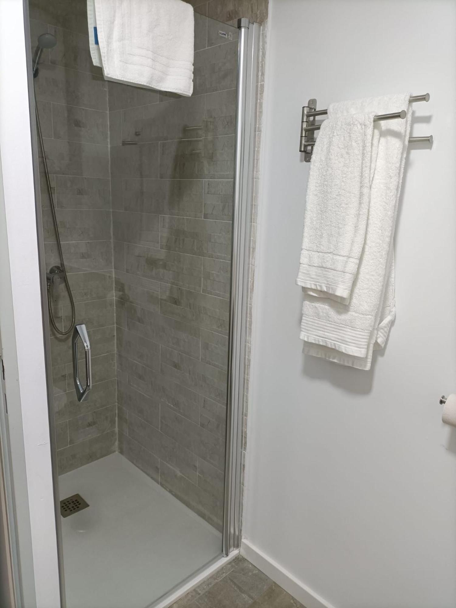 Double or Twin Room with Private Bathroom - Photo 11