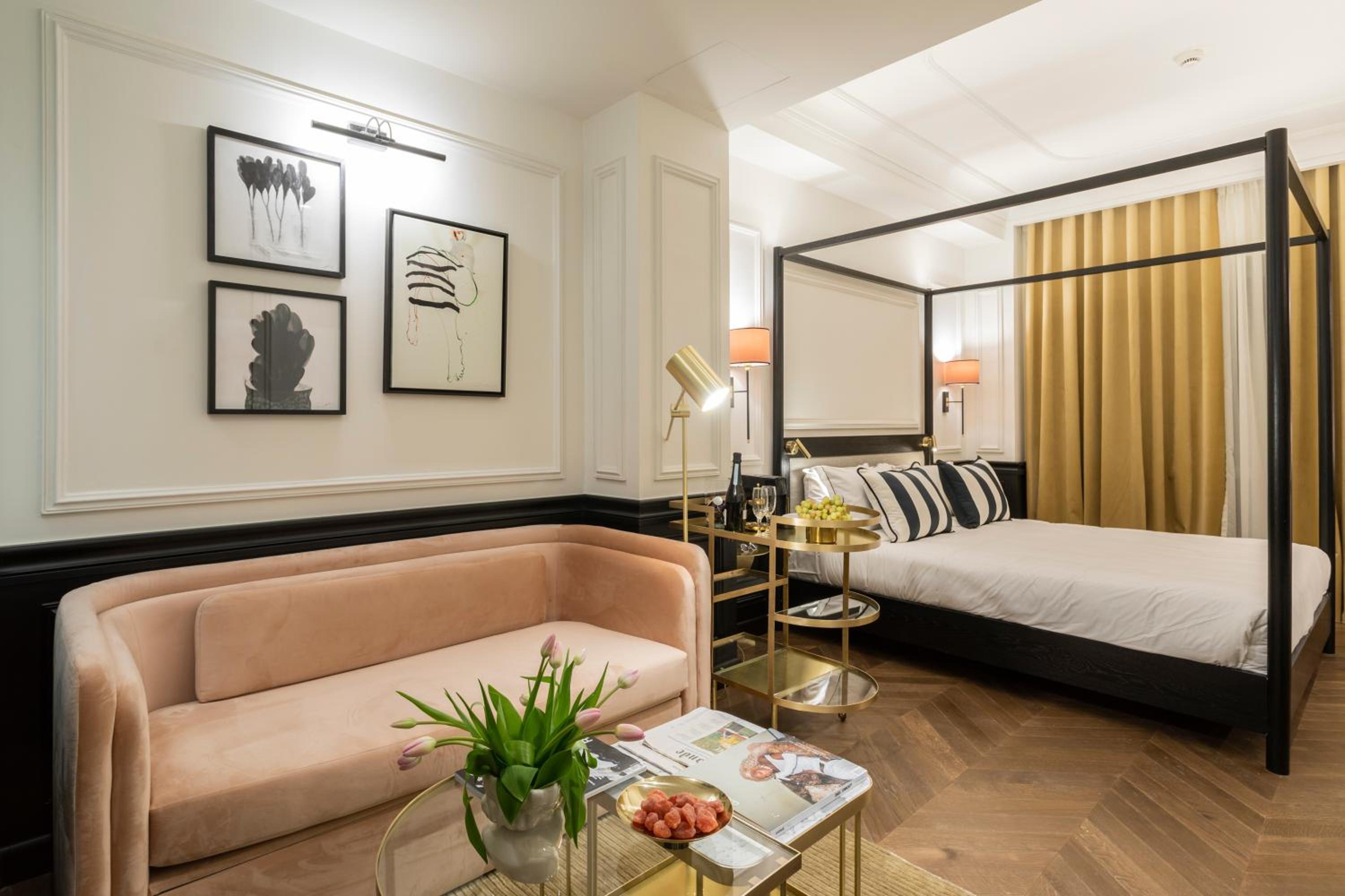 Deluxe King Room photo 1