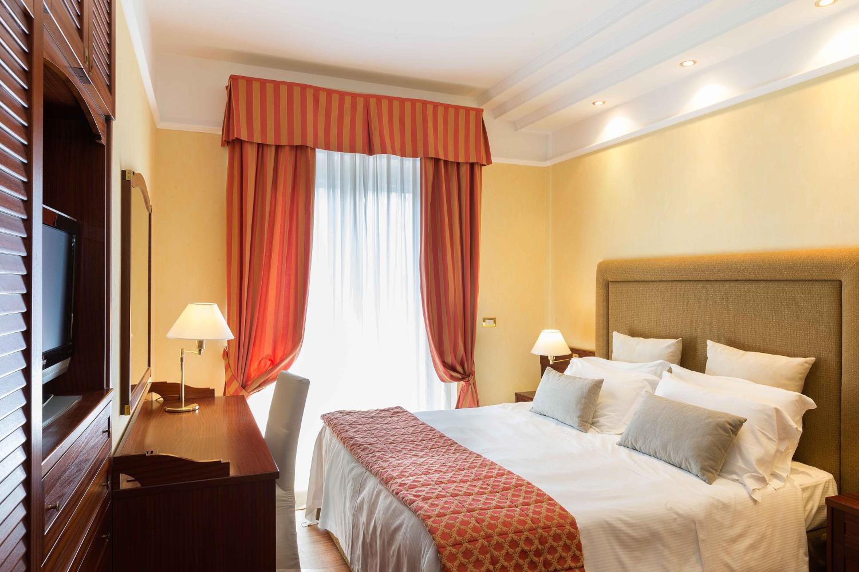 Classic Double Room with Partial Sea View photo 2