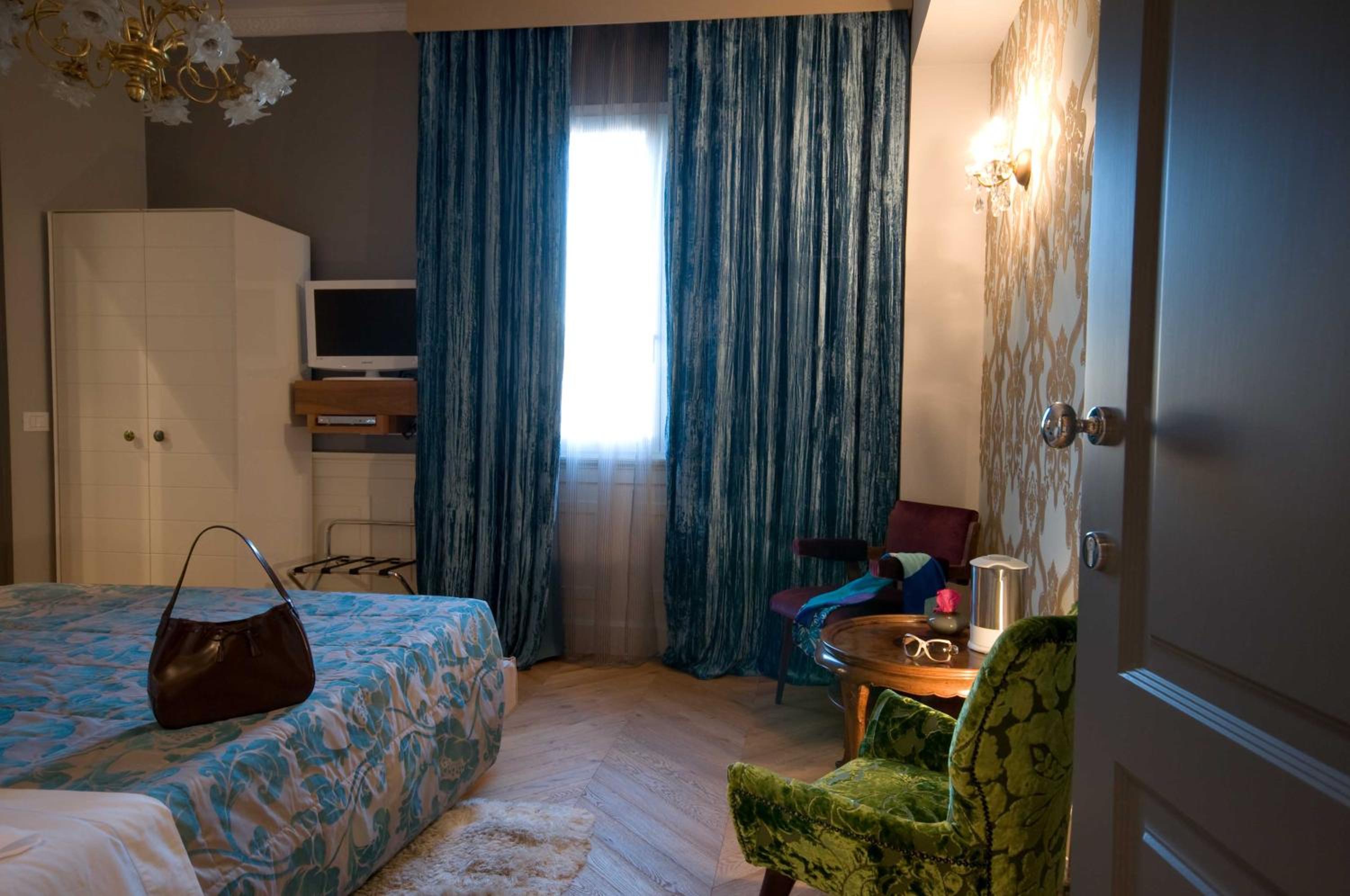Deluxe Double Room - Photo 14