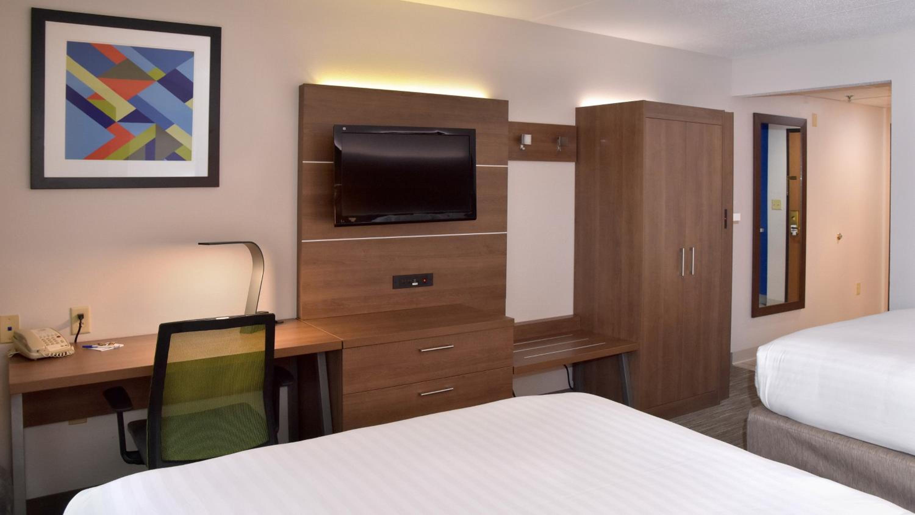Standard Queen Room with Two Queen Beds - Photo 3