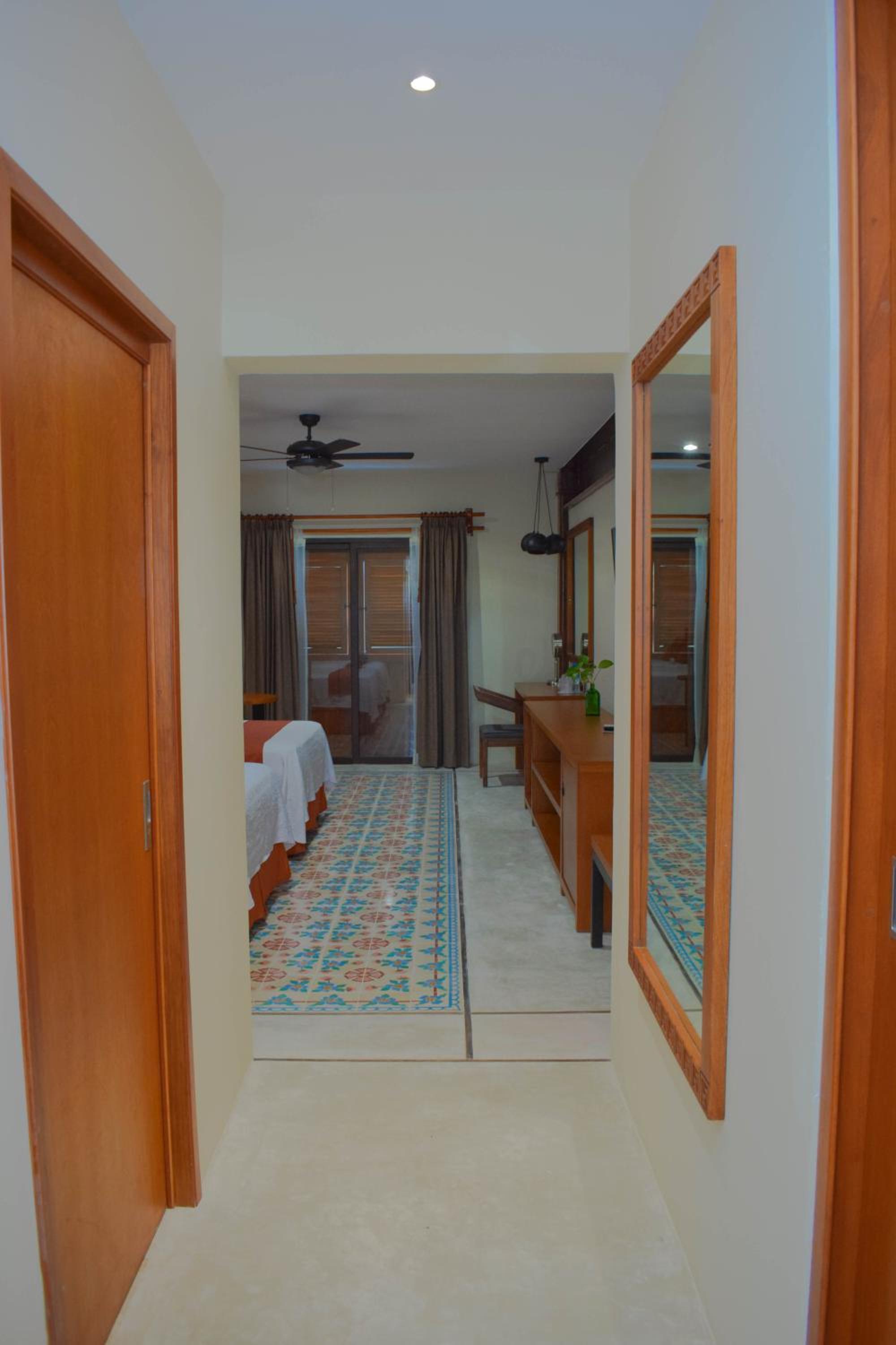 Deluxe Double Room with Balcony - Photo 5