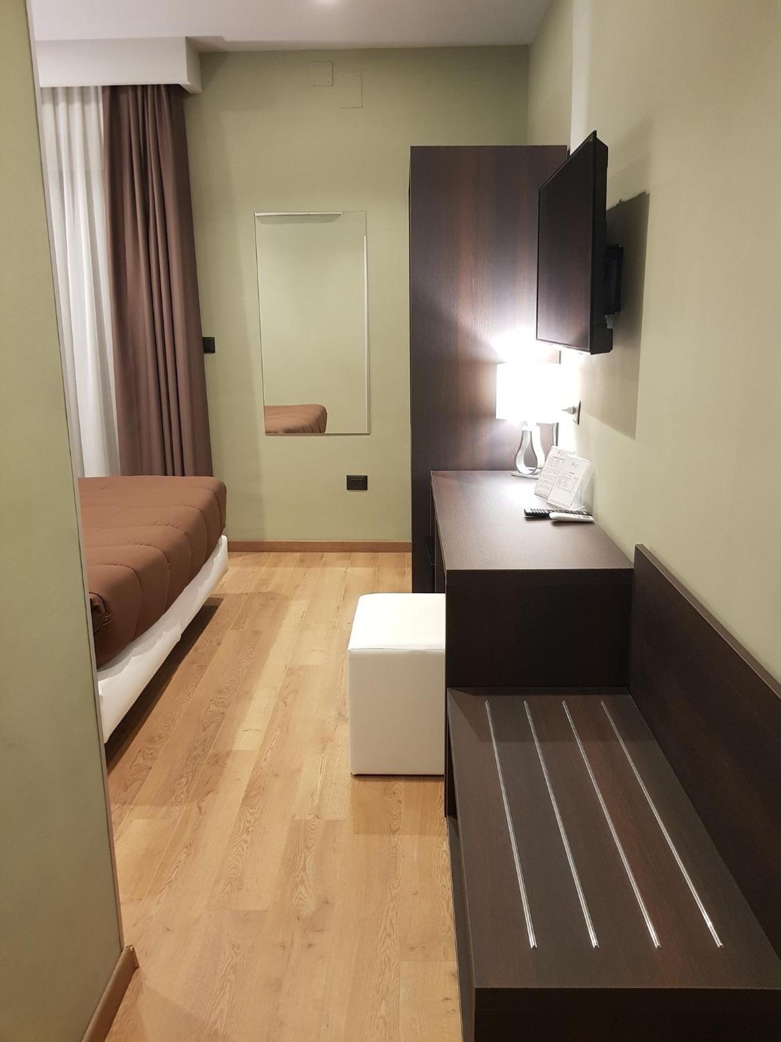 Standard Double Room - Photo 9